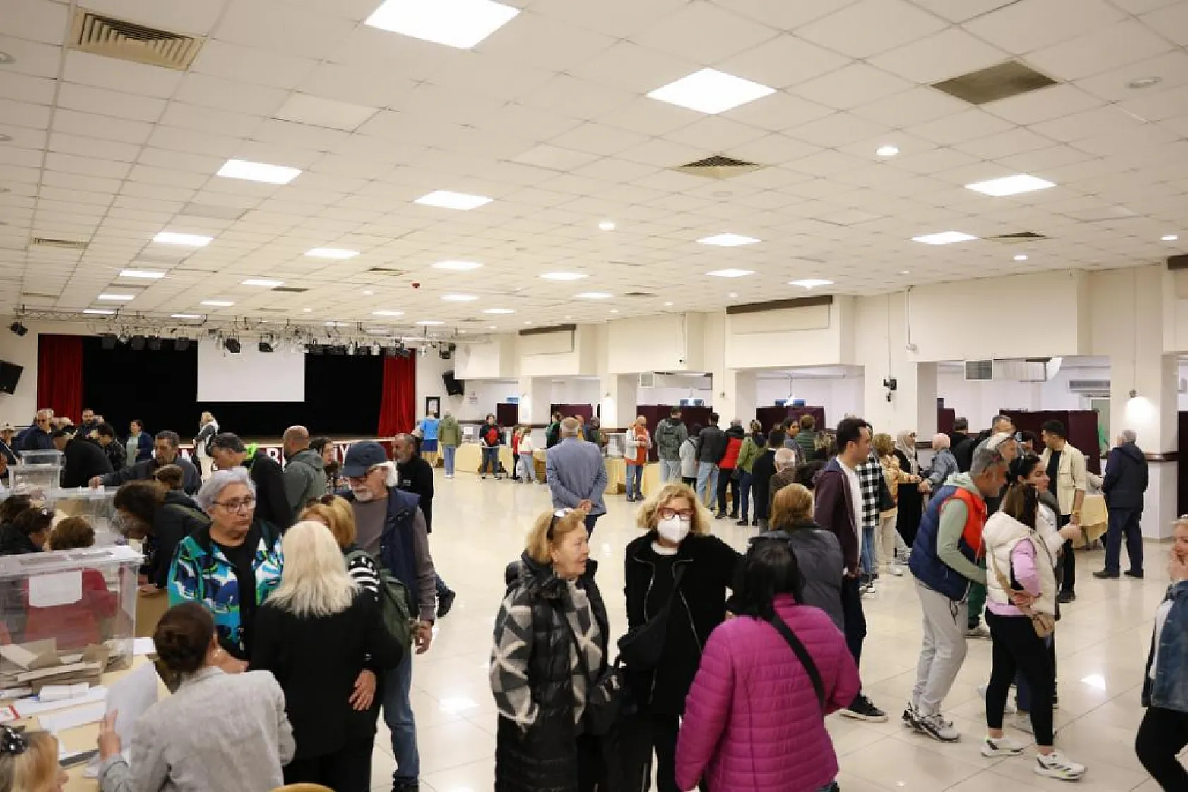 Başkan Ünlü ön seçim için oyunu kullandı