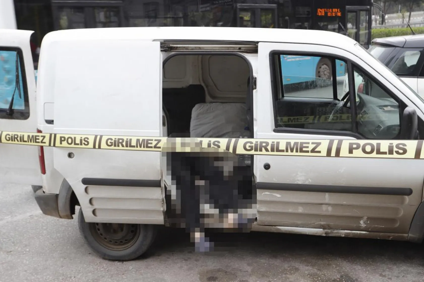 Adliyeye birlikte geldiği arkadaşını 1 saat sonra ölü olarak buldu