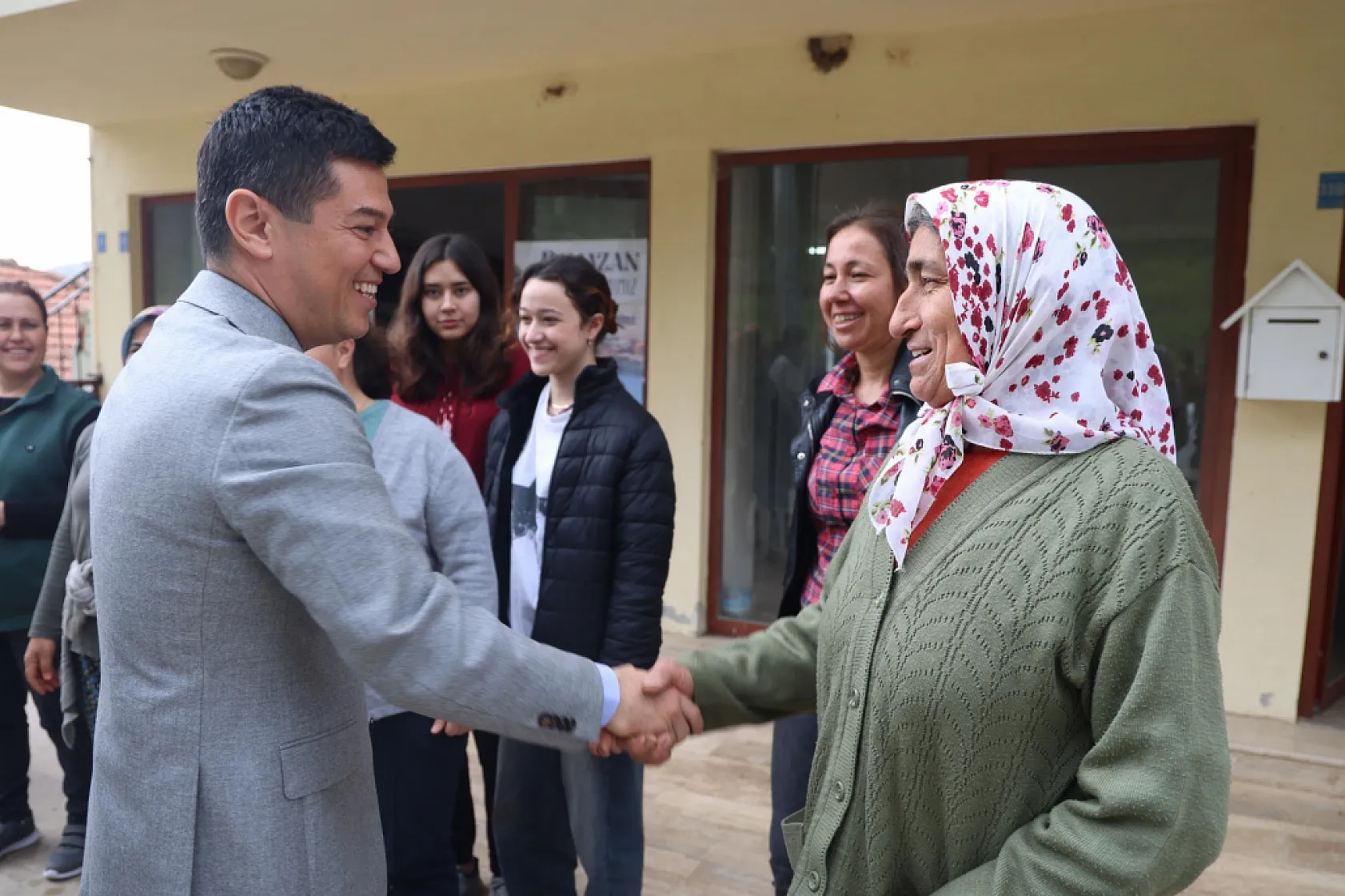 Başkan Ünlü, vatandaşlarla bayramlaştı
