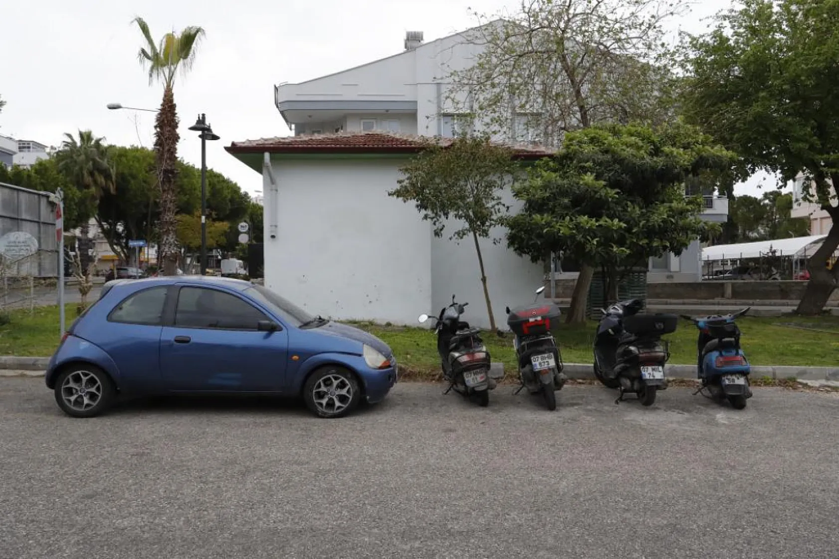 Lüks otomobiliyle 1 araç ve 6 motosikleti hurdaya çevirdi, rahat tavırları ile dikkat çekti