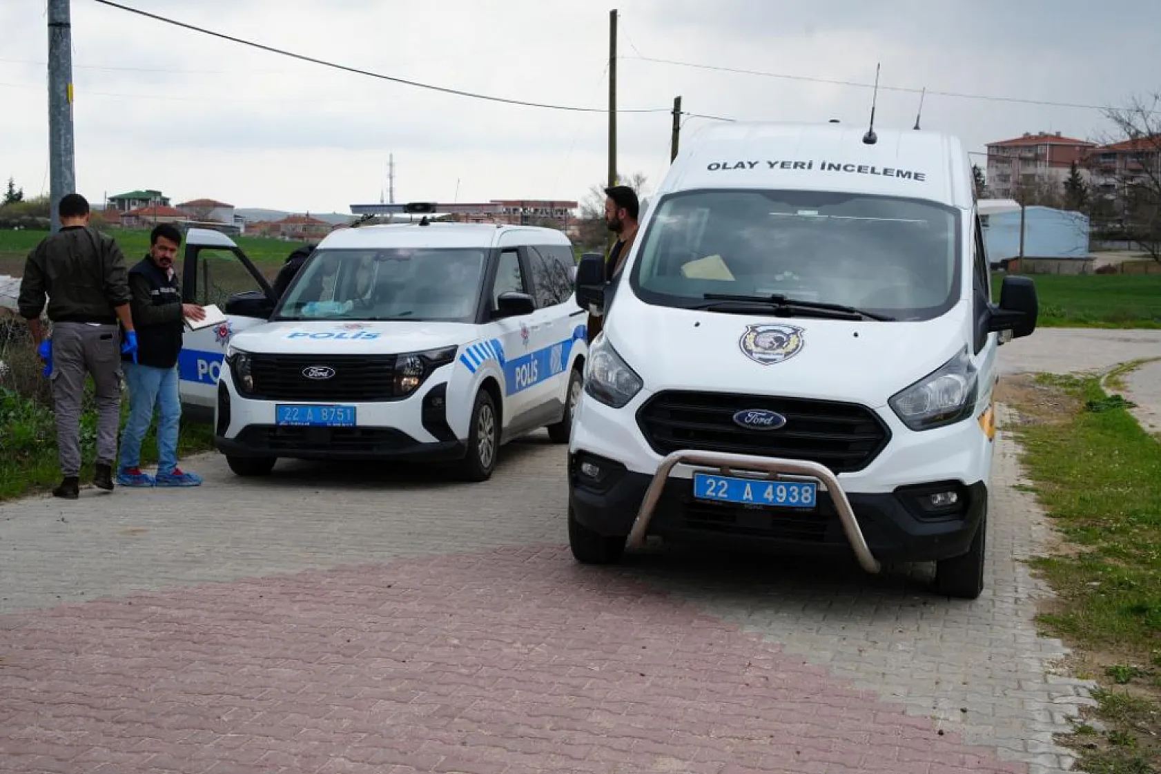 Arkadaşını boğazından bıçakladı
