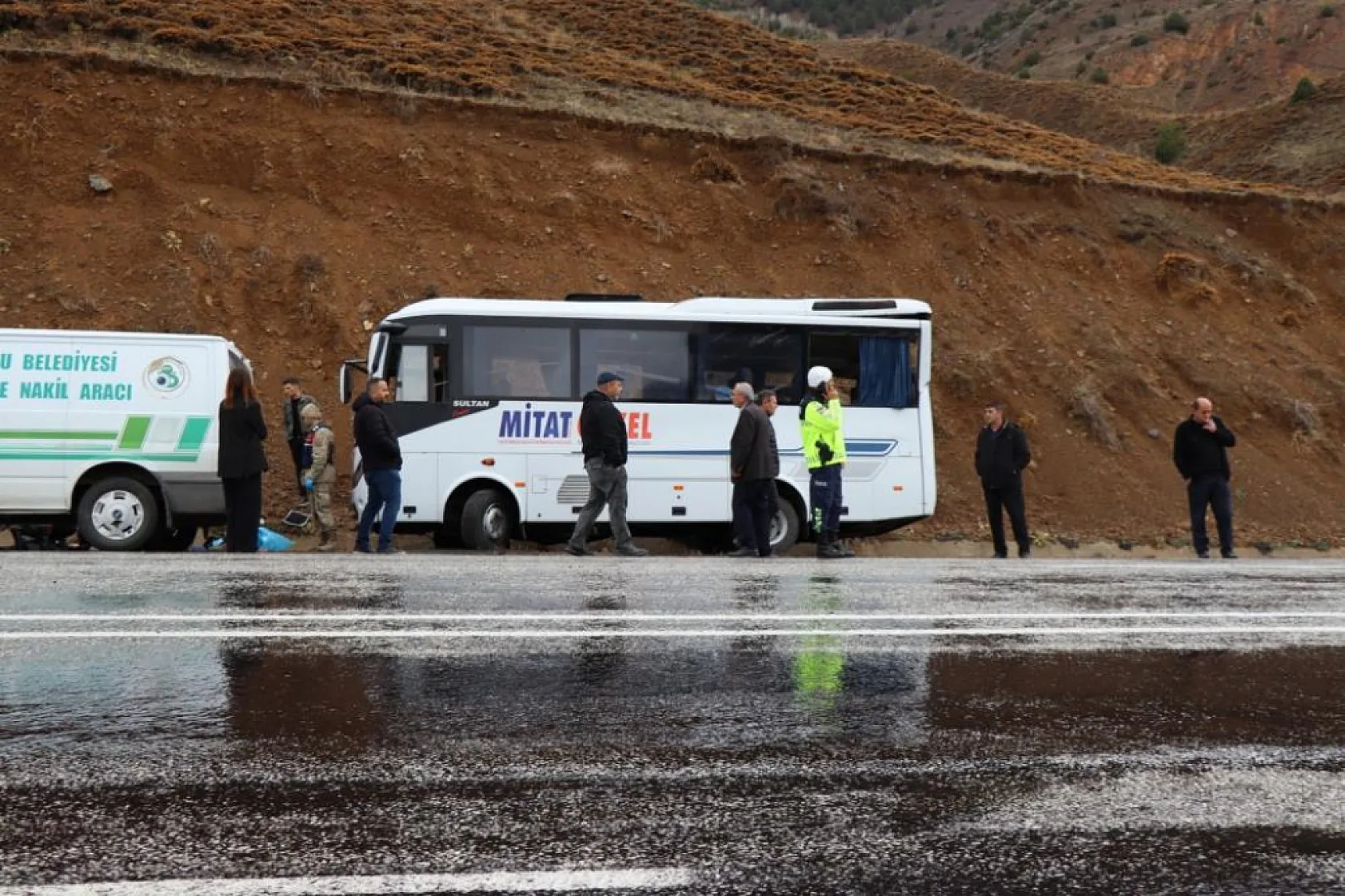 Servis aracı kaza yaptı: 11 yaralı, 1 ölü