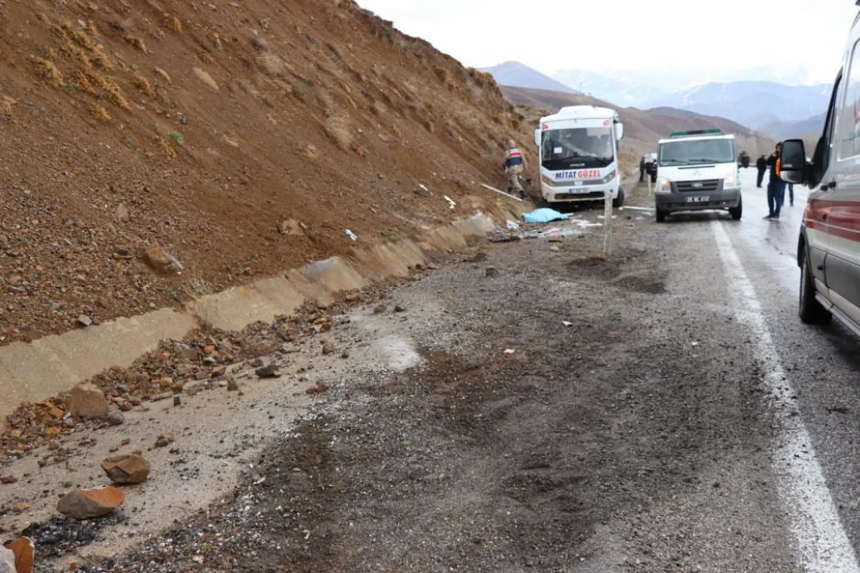 Servis aracı kaza yaptı: 11 yaralı, 1 ölü