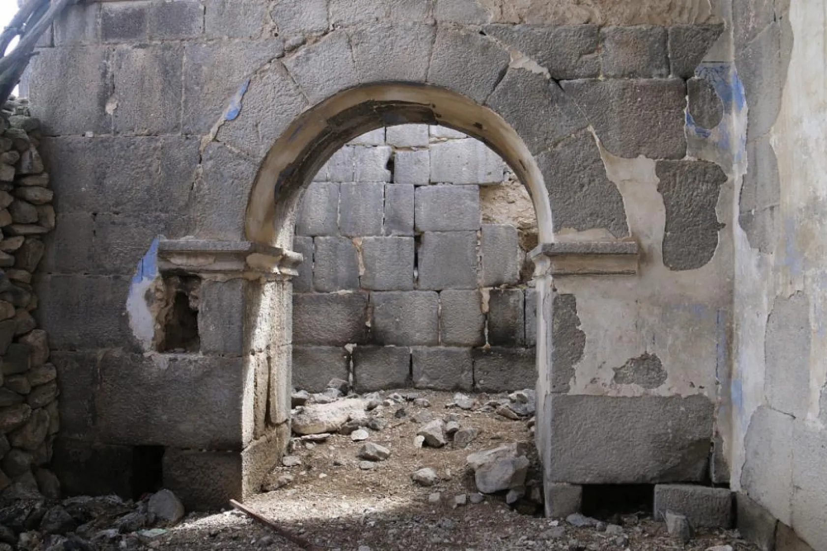 Defineciler talan etti! Asırlık kilise harabeye döndü