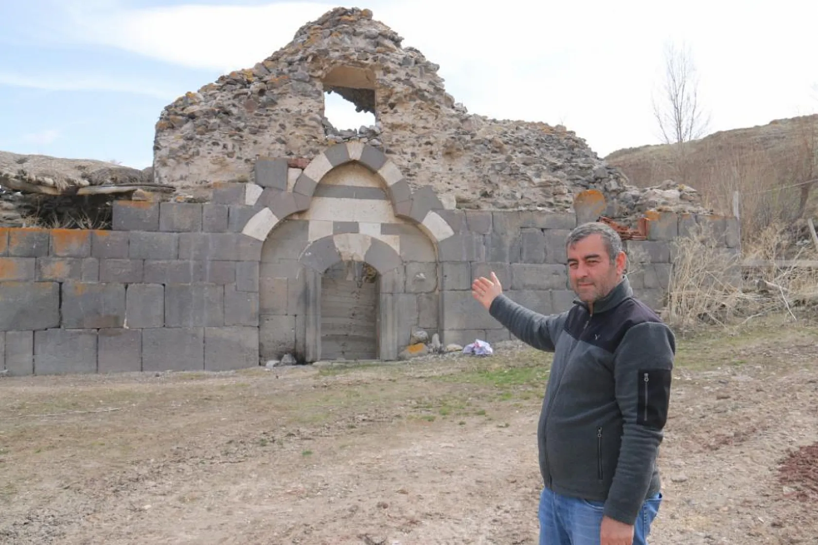 Defineciler talan etti! Asırlık kilise harabeye döndü