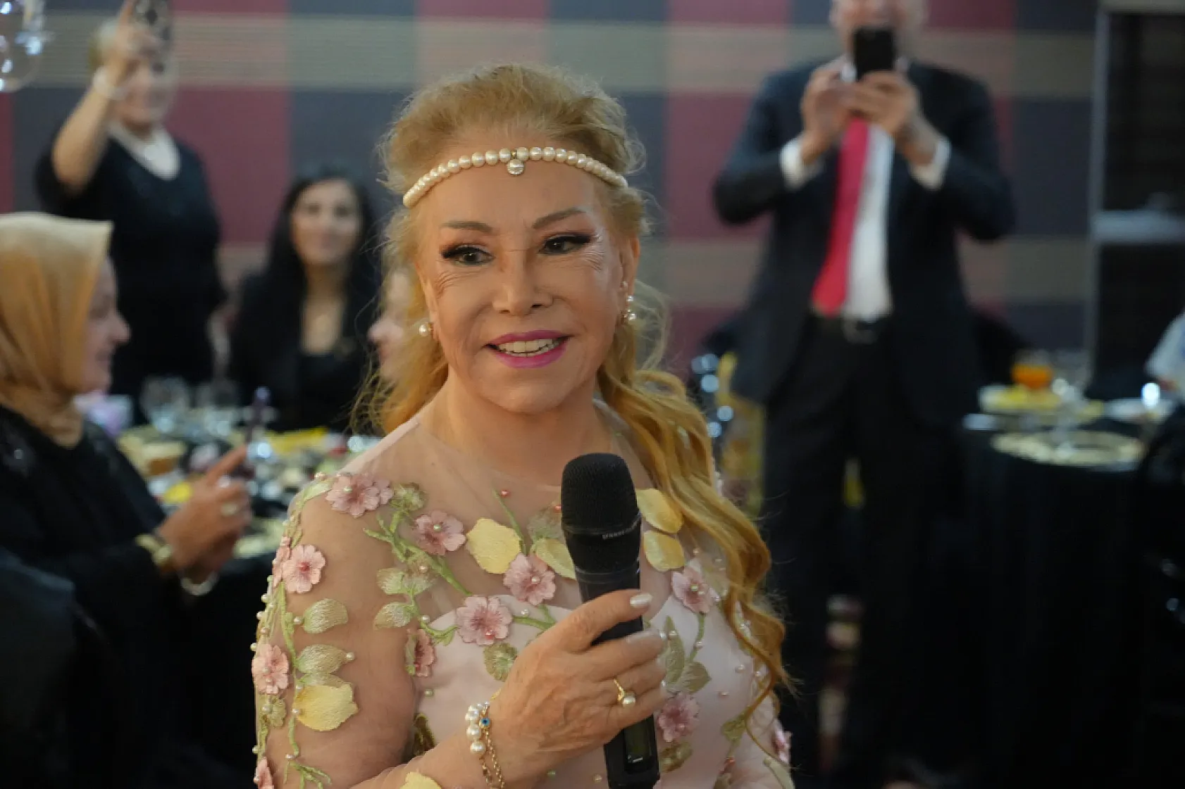 83 yaşındaki Bedia Akartürk: 'Halkıma daha güzel görünmek için ameliyat oldum'