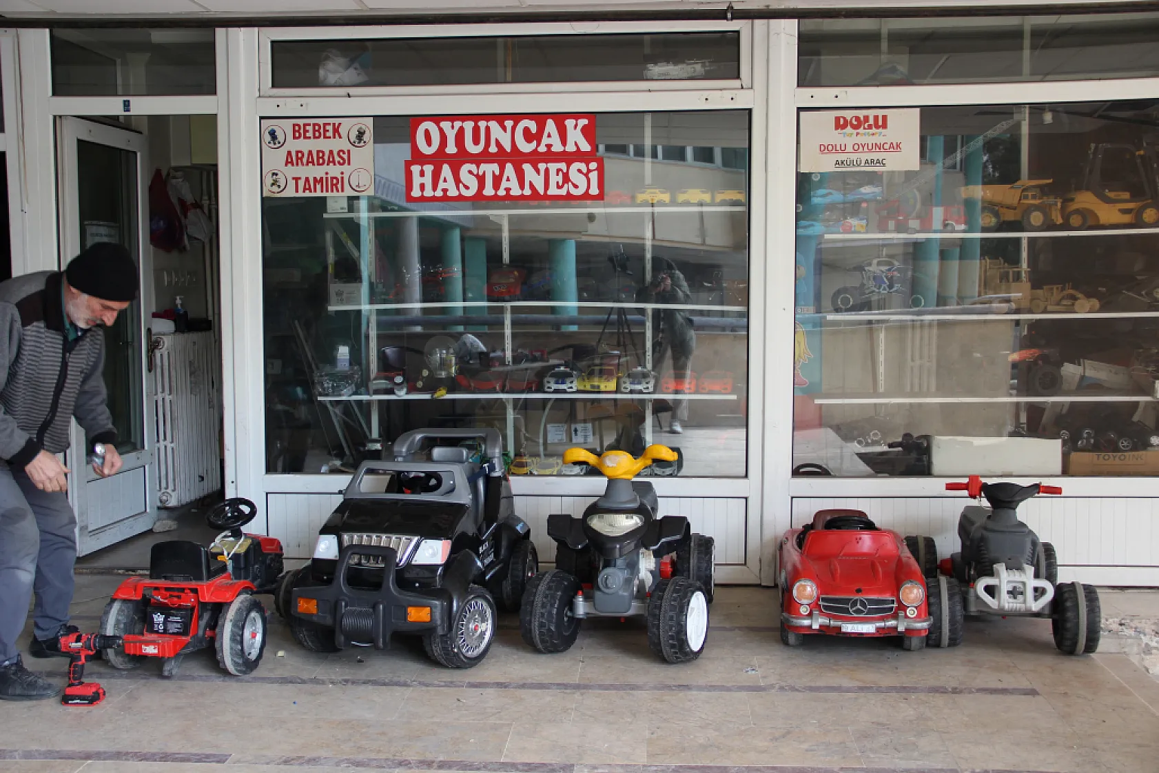 Şoförlüğü bıraktı, 10 yıldır oyuncak tamir ediyor