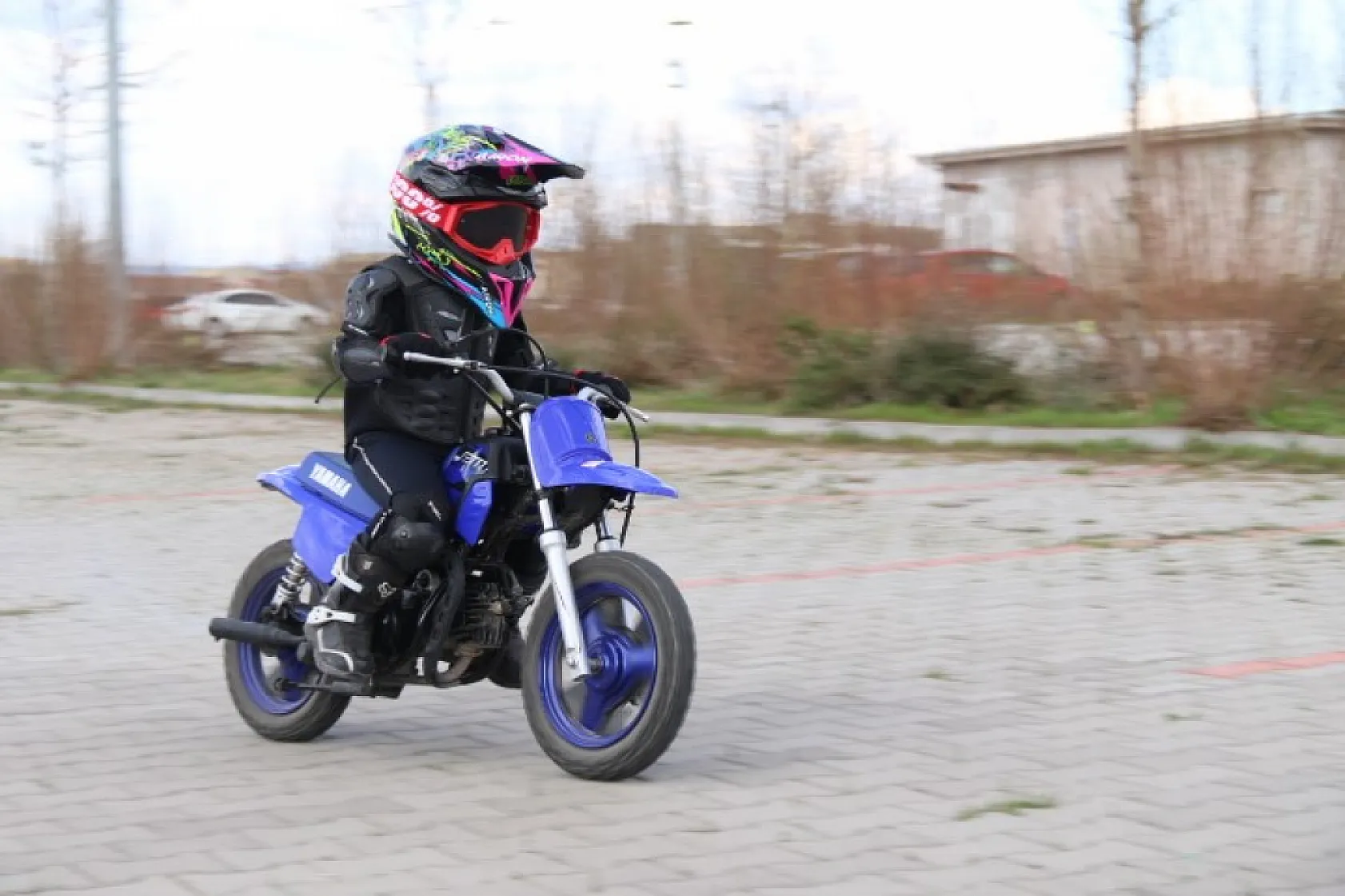 Zayn'a rakip Eskişehir'den çıktı: 3 yaşındaki Atakan motosikletiyle pistlerin tozunu attırıyor