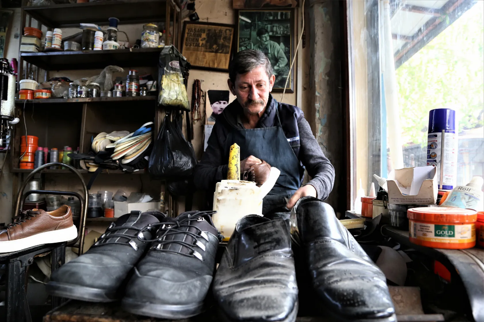 Hayatını ayakkabı tamir ederek kazandı