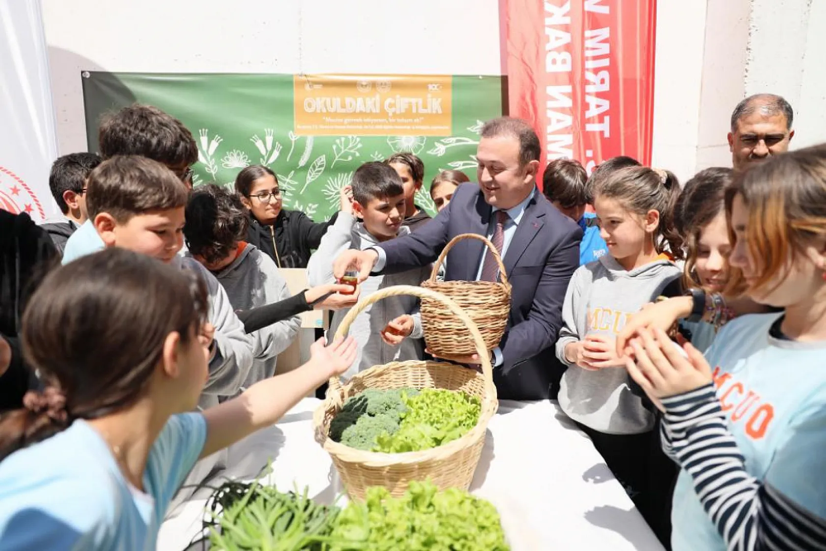 Çocuklar artık hem okuyacak hem ekip biçecek! 'Okuldaki Çiftlik' projesi Muğla'da hayat buldu