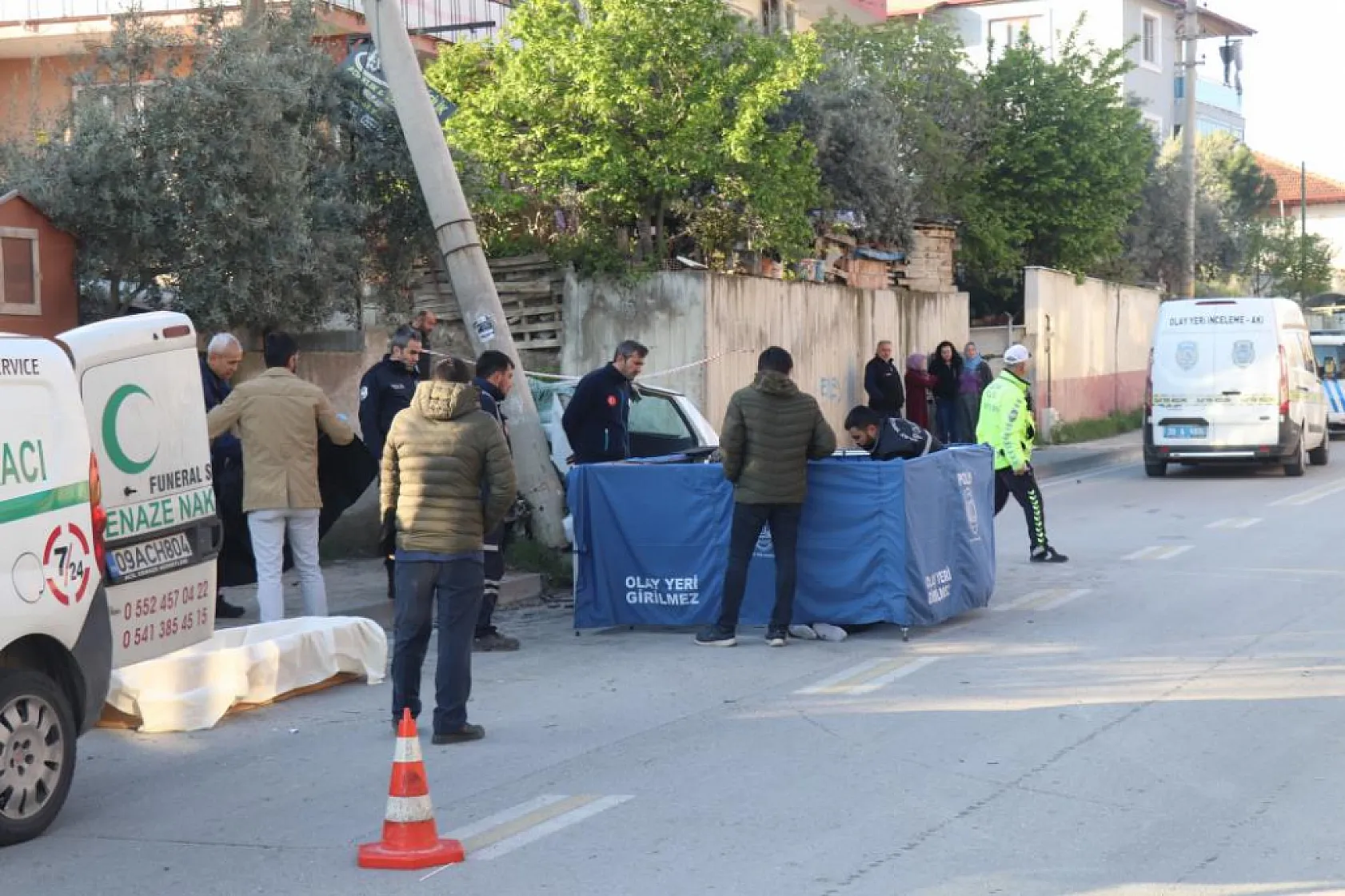Elektrik direğine çarpan otomobilin sürücüsü hayatını kaybetti
