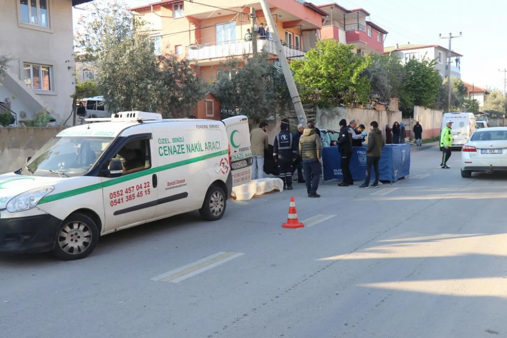Elektrik direğine çarpan otomobilin sürücüsü hayatını kaybetti