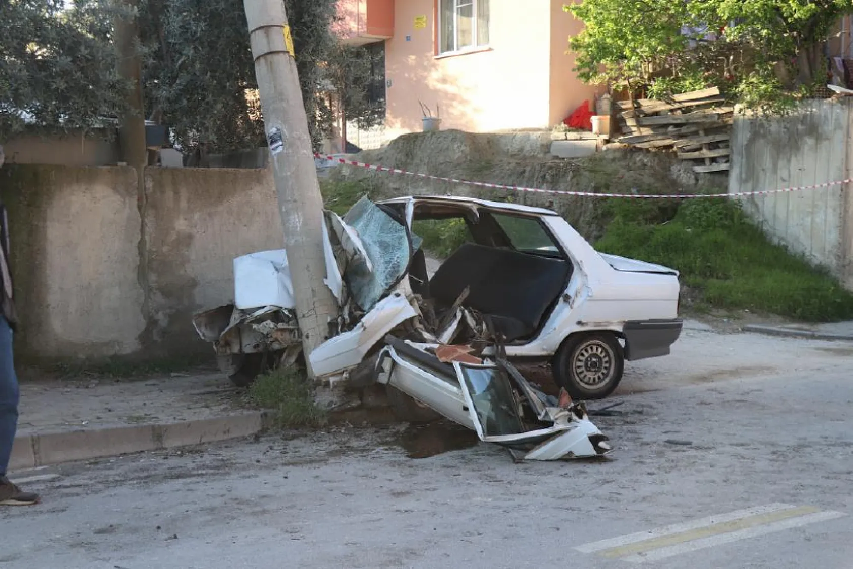 Elektrik direğine çarpan otomobilin sürücüsü hayatını kaybetti