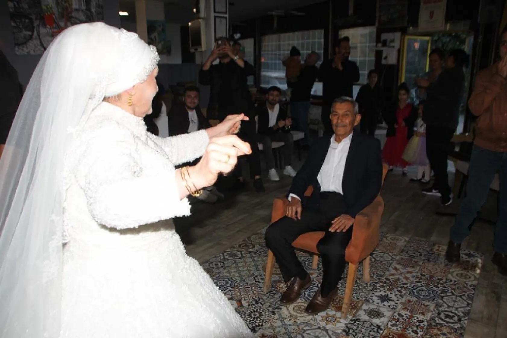 Eşine 45 yıl sonra gelinlik giydirdi, gözyaşlarını tutamadı