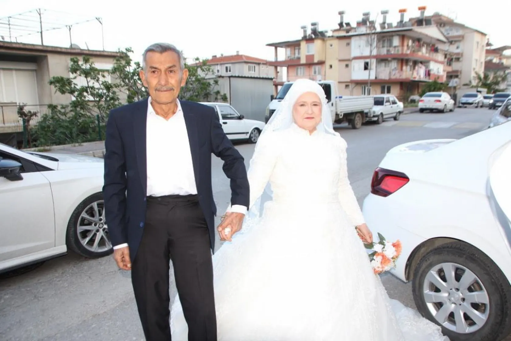 Eşine 45 yıl sonra gelinlik giydirdi, gözyaşlarını tutamadı