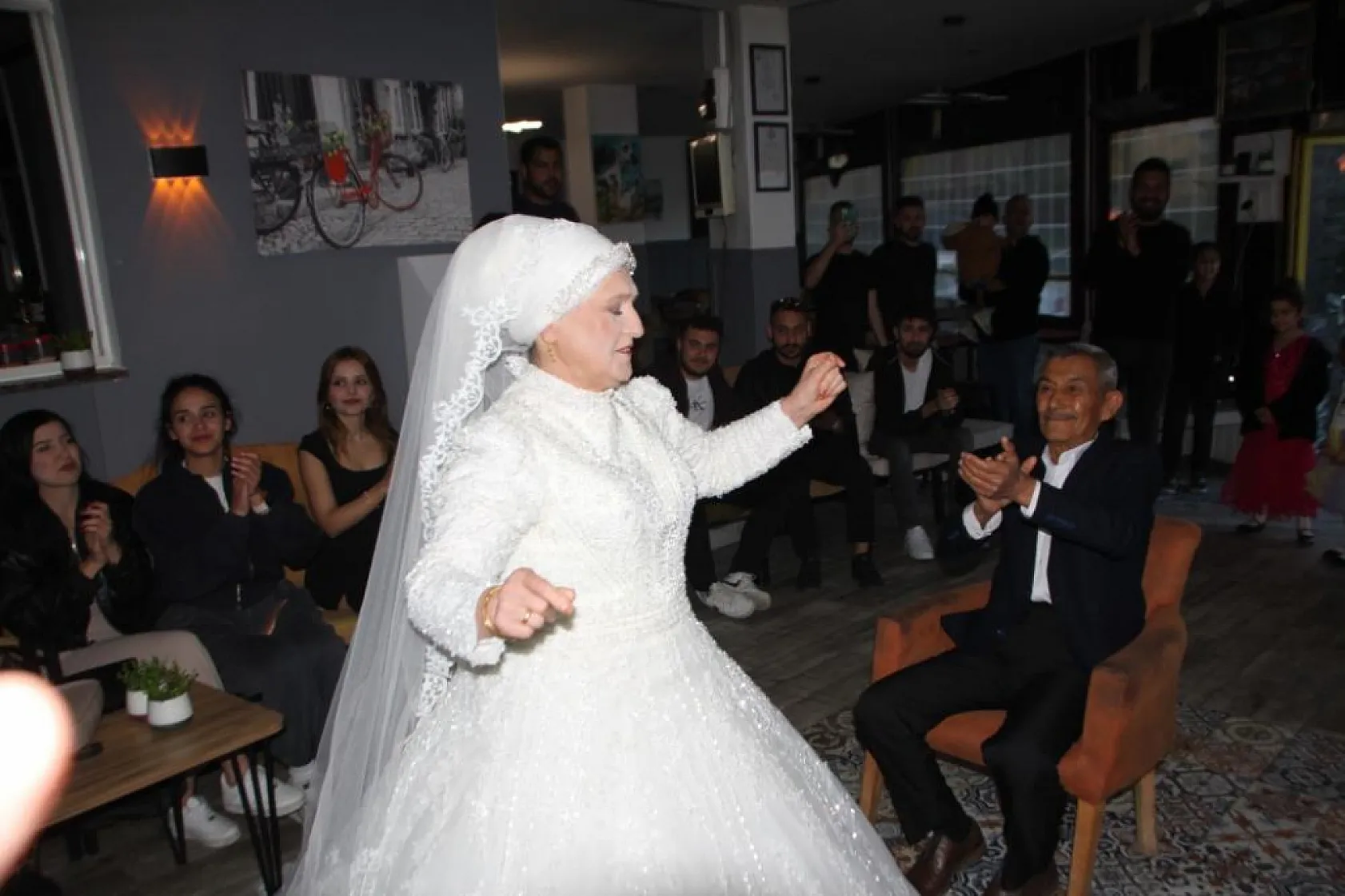 Eşine 45 yıl sonra gelinlik giydirdi, gözyaşlarını tutamadı