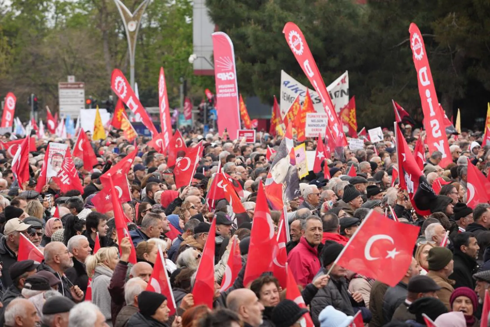 Özgür Özel, 'Millet İradesine Sahip Çıkıyor' mitinglerini Samsun'dan başlattı