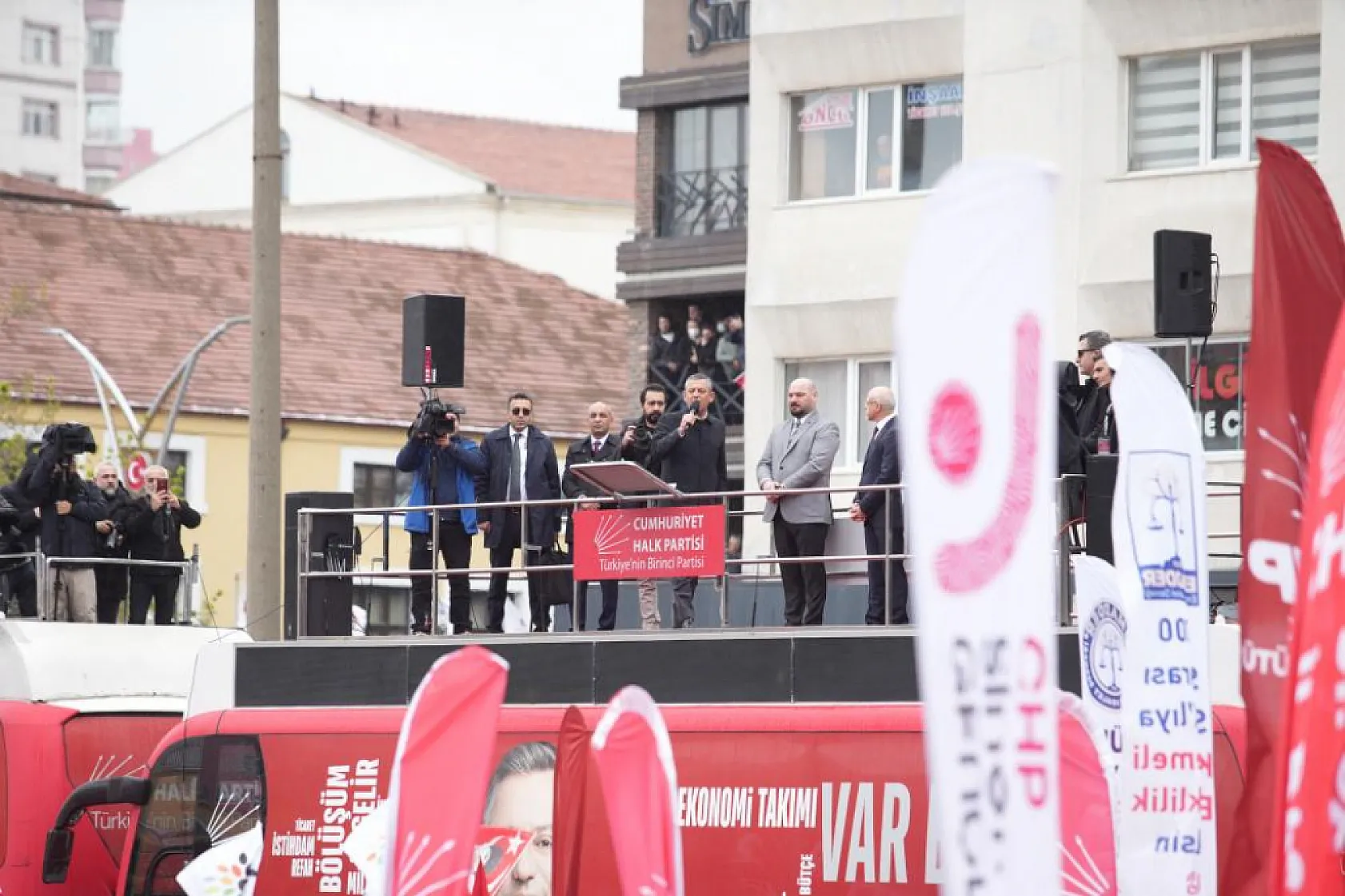 Özgür Özel, 'Millet İradesine Sahip Çıkıyor' mitinglerini Samsun'dan başlattı