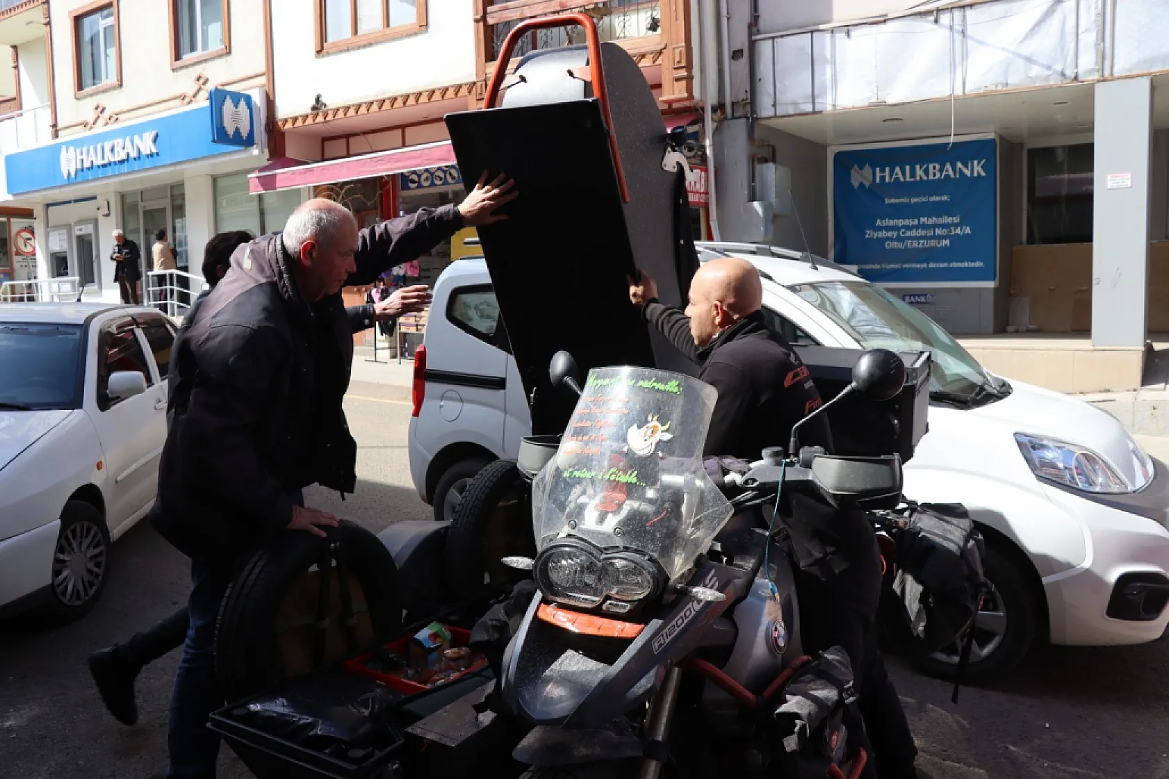 Fransa'dan motosikletiyle fakir çocuklara kalem taşıyor