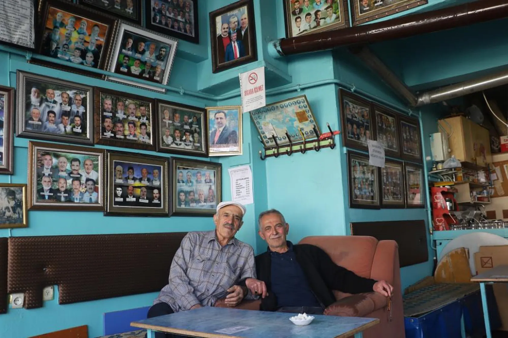 Ölenleri bir yanda kalanları diğer yanda sergiliyor