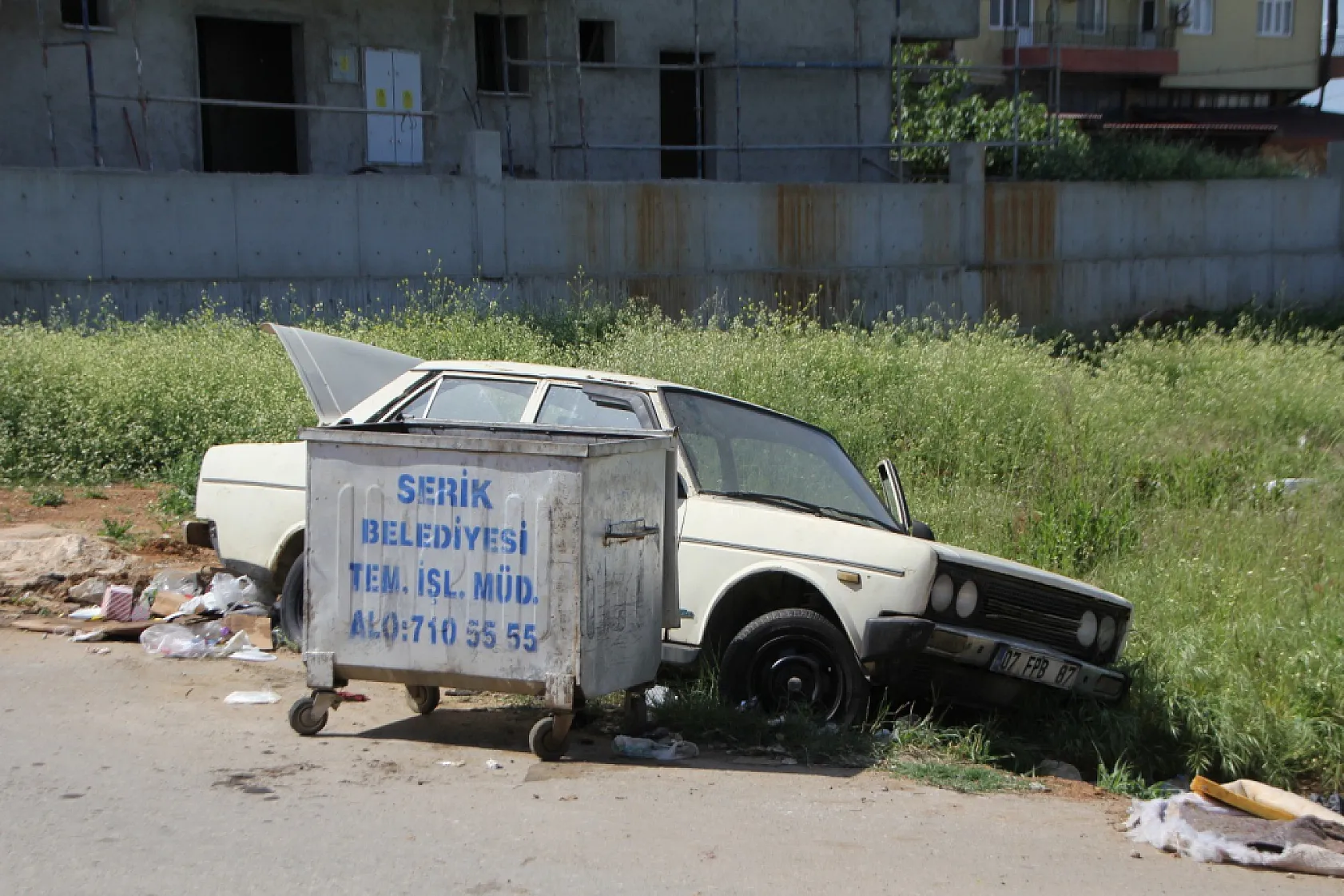 Bu da oldu: Buzdolabı, televizyon derken Fiat Tofaş otomobil de çöpe atıldı