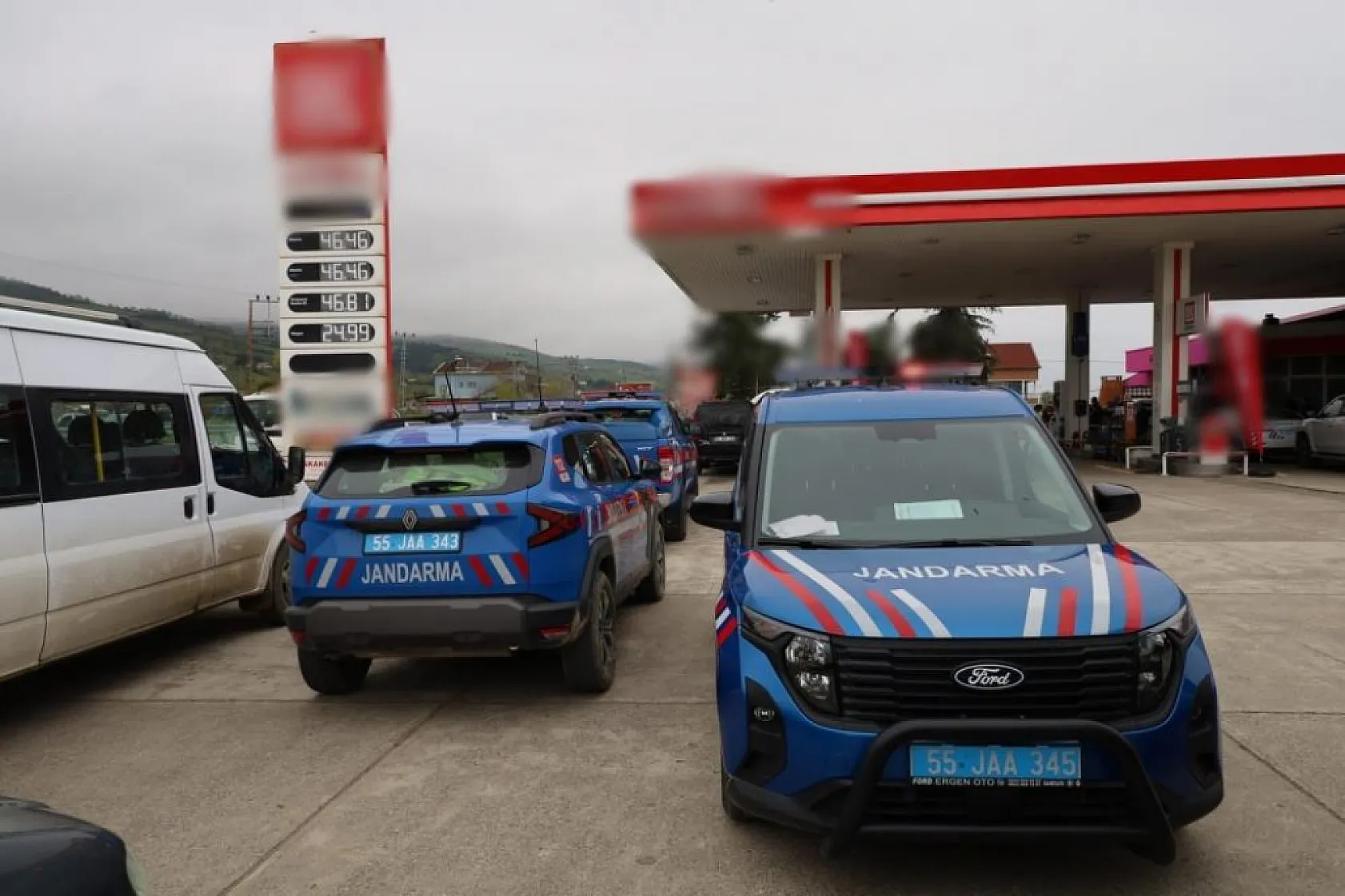 Boşanma aşamasındaki eşini vurup intihar etti