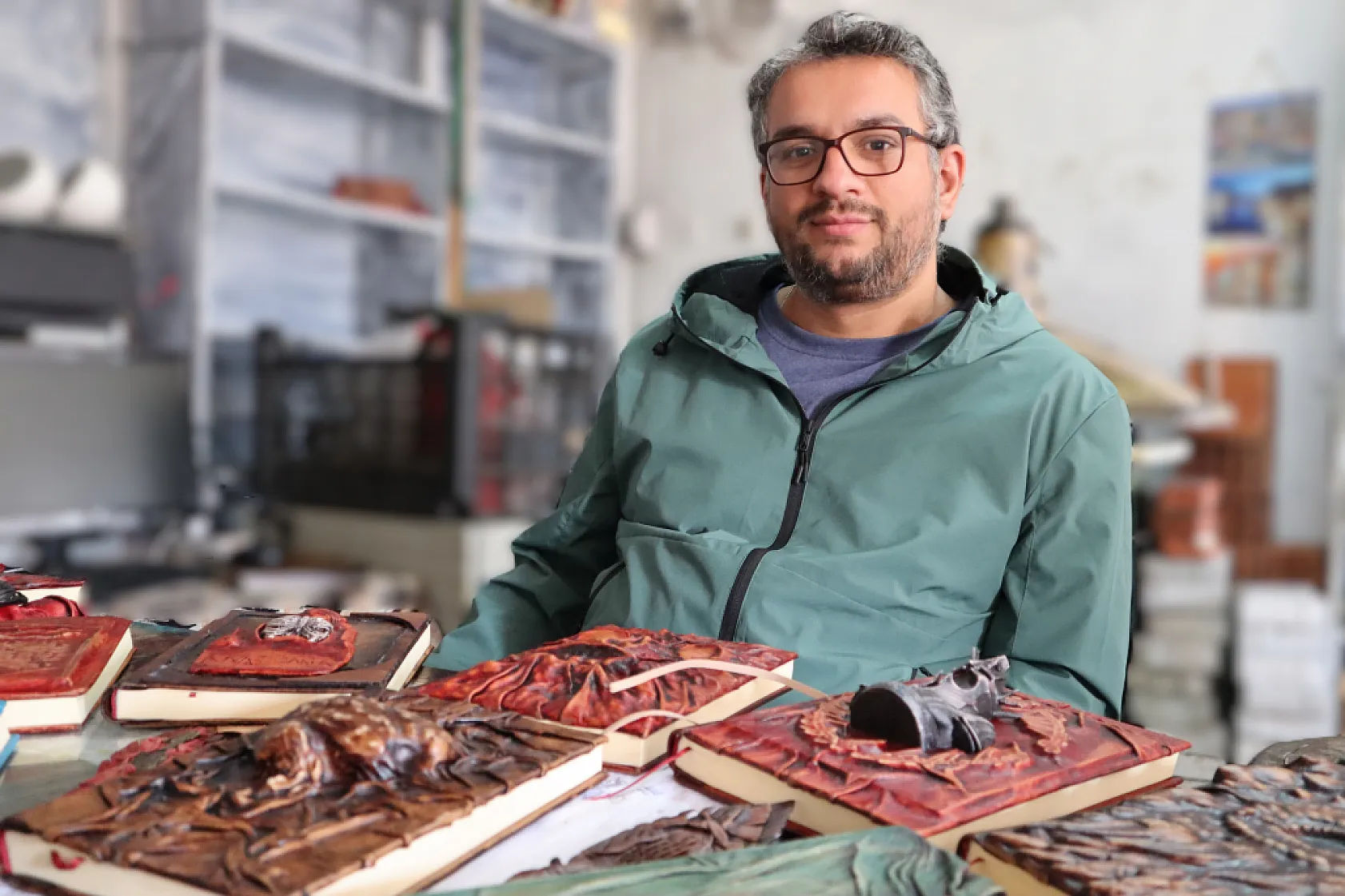 Defterleri deri kullanarak sanata dönüştürüyor