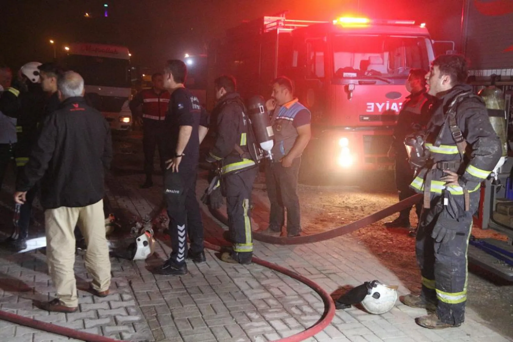 Elektrik kabloları tutuştu, mahalle ayağa kalktı!