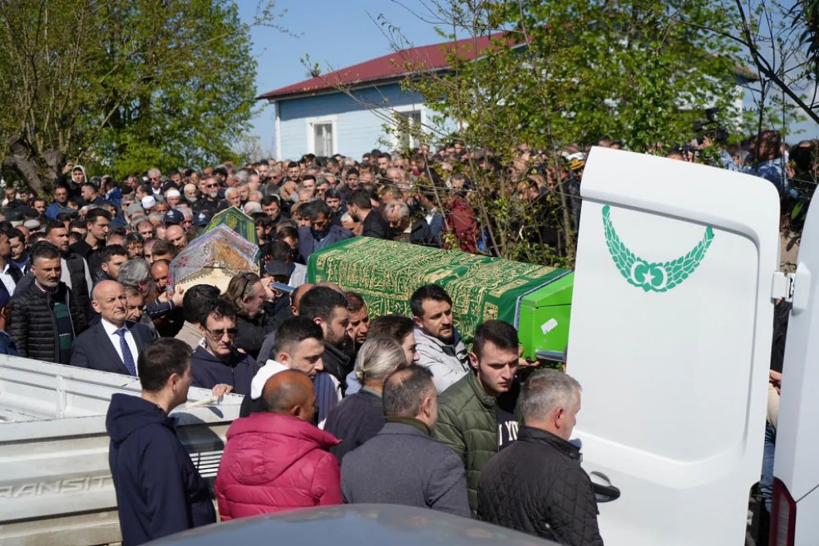 Samsun'daki heyelan faciası: Baba ve iki çocuğu gözyaşları içinde uğurlandı