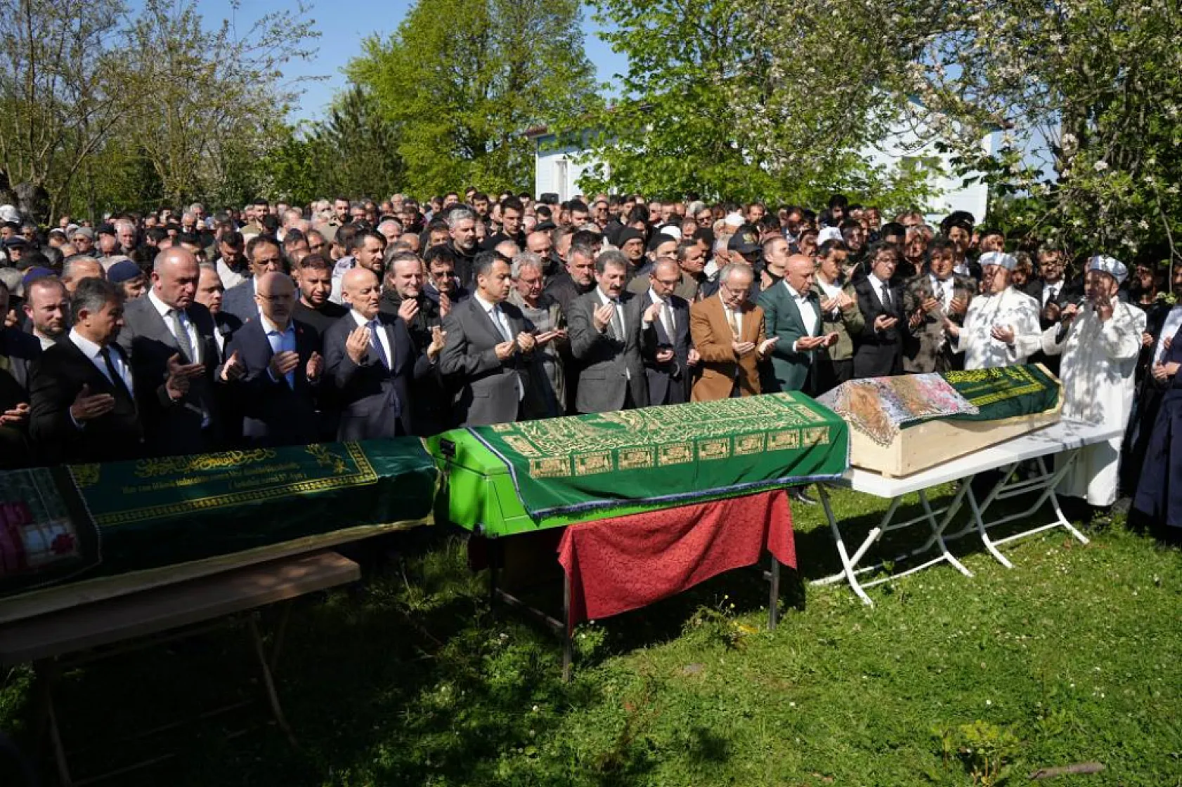 Samsun'daki heyelan faciası: Baba ve iki çocuğu gözyaşları içinde uğurlandı