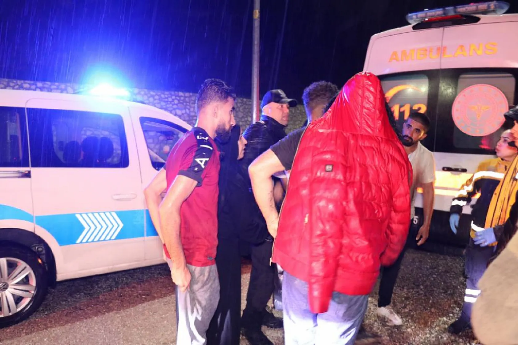 Genç, babasının arabasını kaçırıp dereye uçurdu