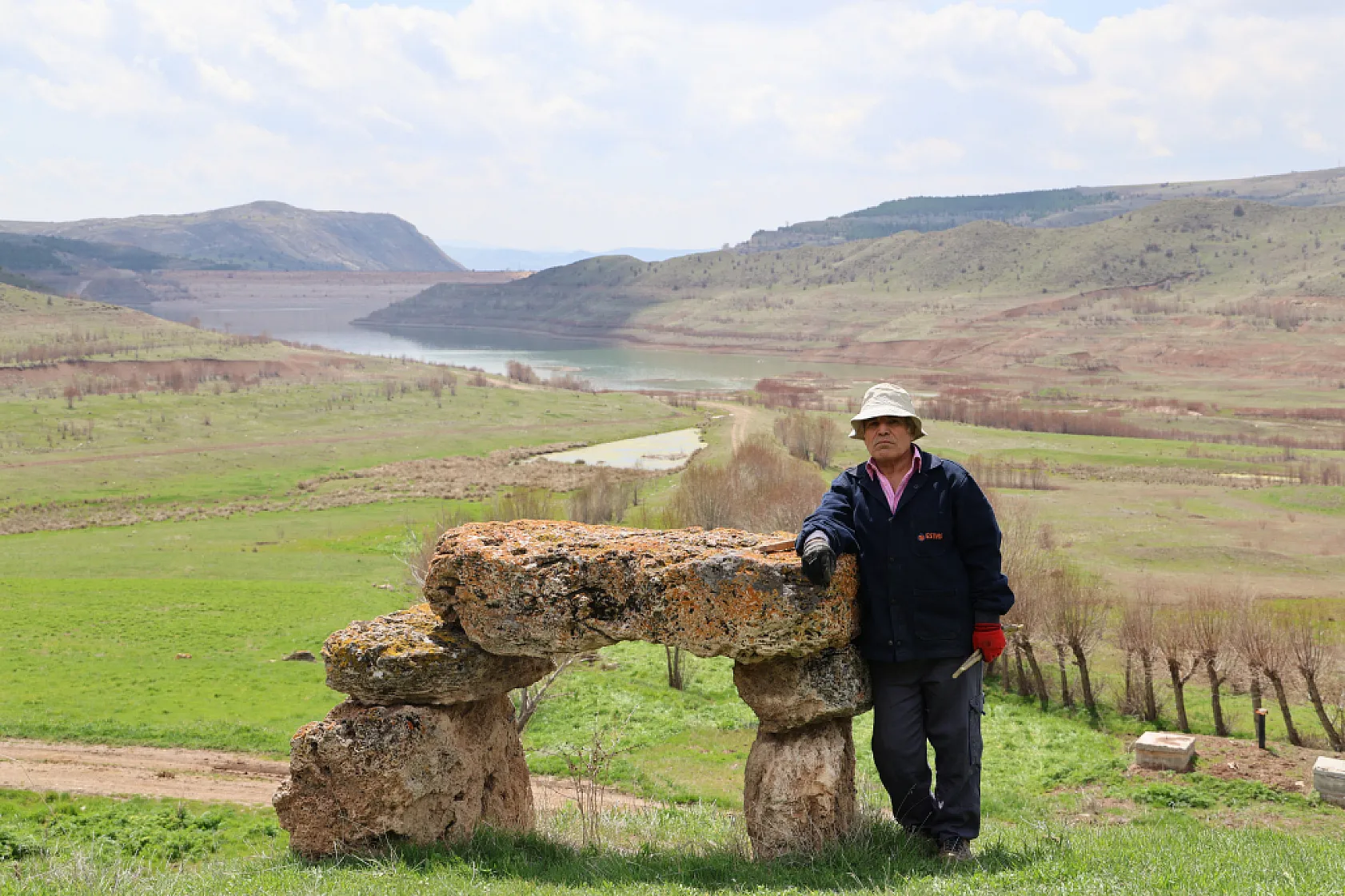 Terk edilmiş 200 yıllık taş görenleri ürkütüyor