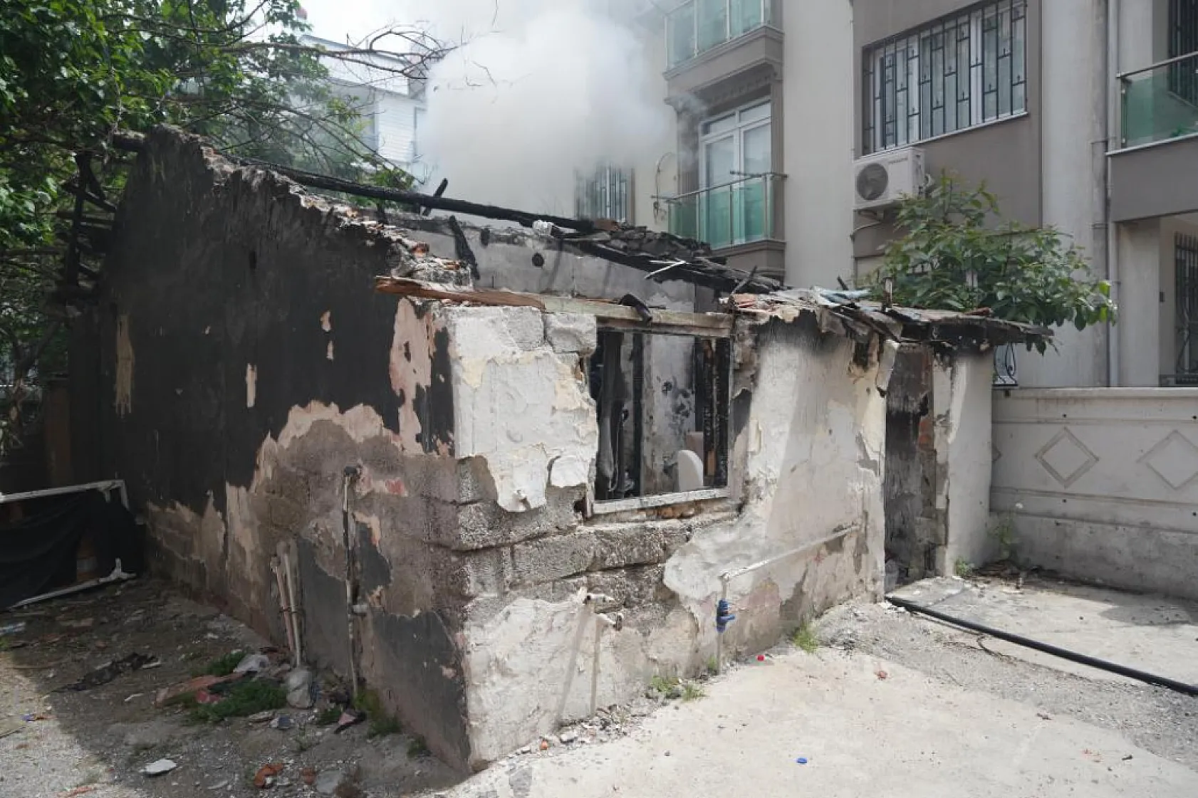 Terk edilmiş ev alev alev yandı! Mahalle ayağa kalktı