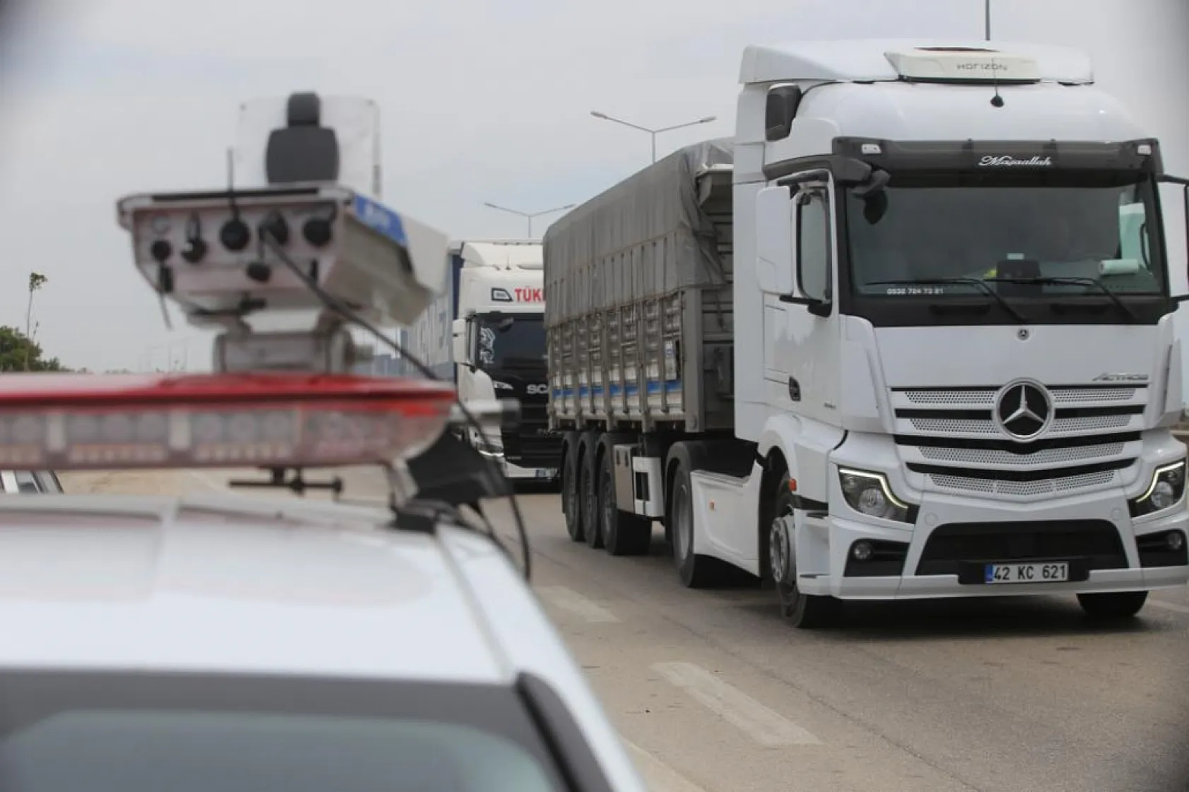Bu radar kural tanımazlara geçit vermiyor...Aynı anda 4 araca ceza yazıyor