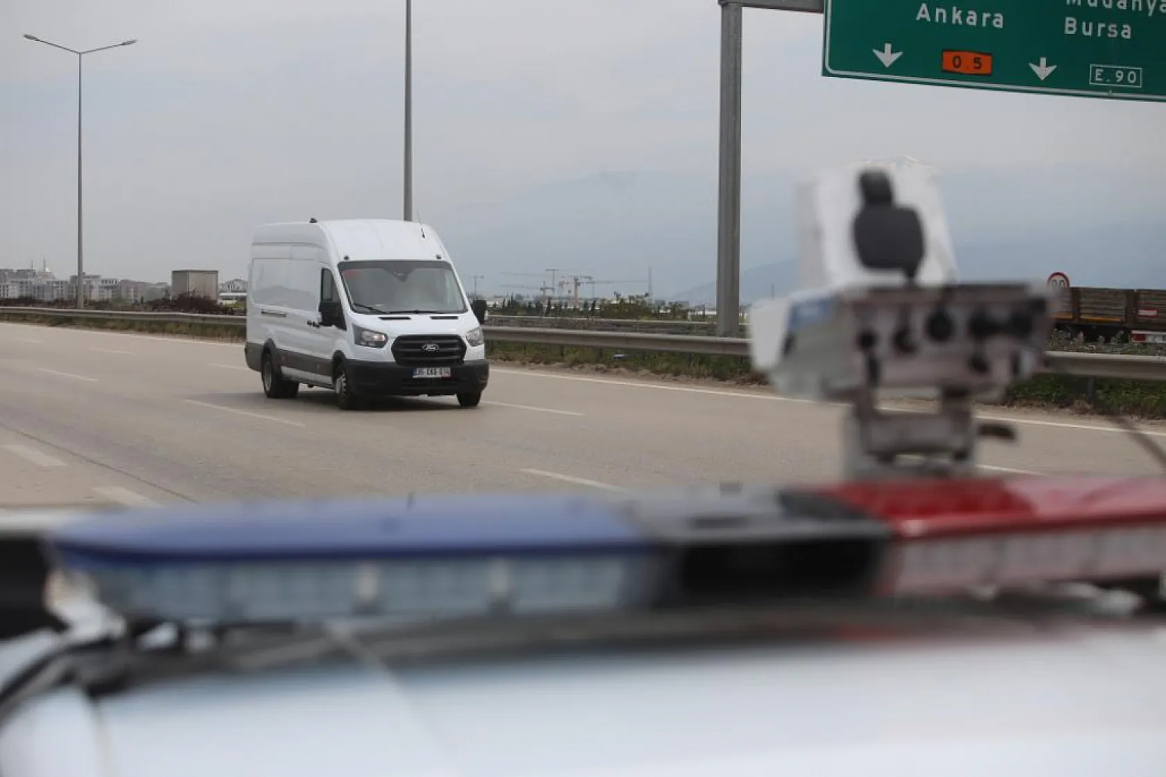 Bu radar kural tanımazlara geçit vermiyor...Aynı anda 4 araca ceza yazıyor