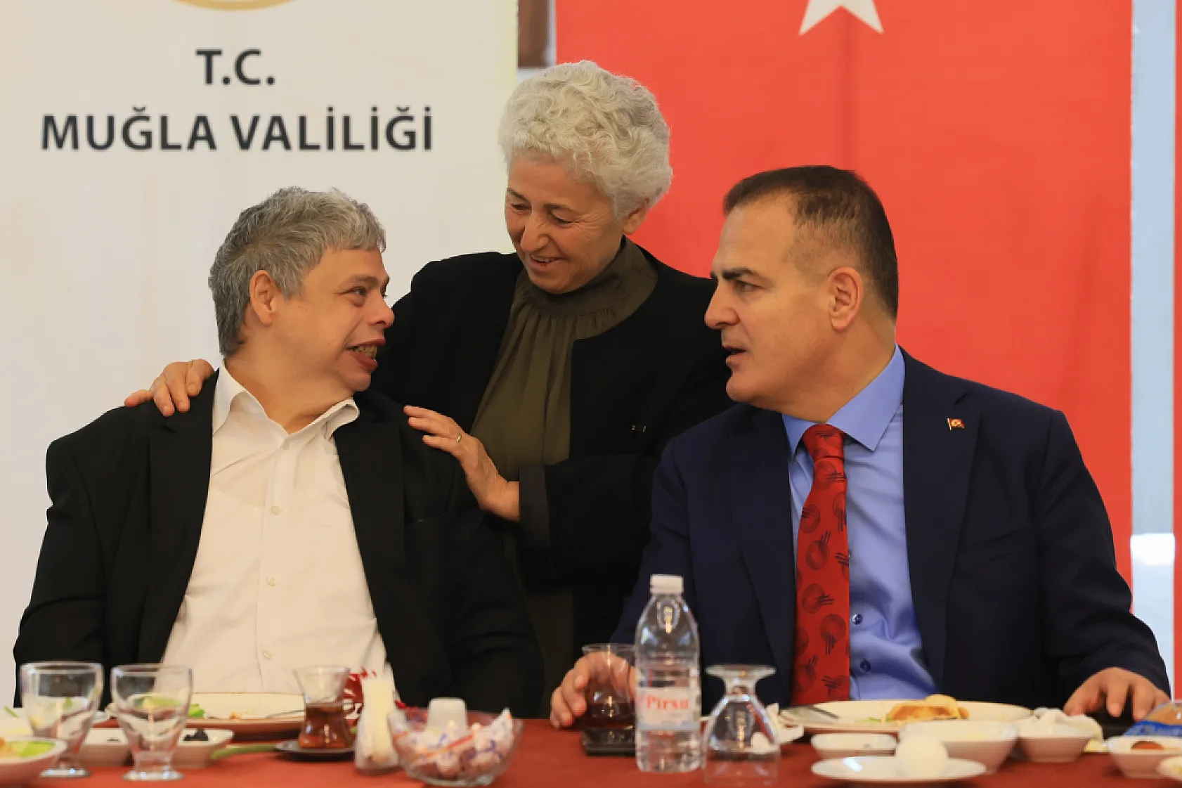 Vali Akbıyık engel tanımayan bireylerle Zeybek oynadı
