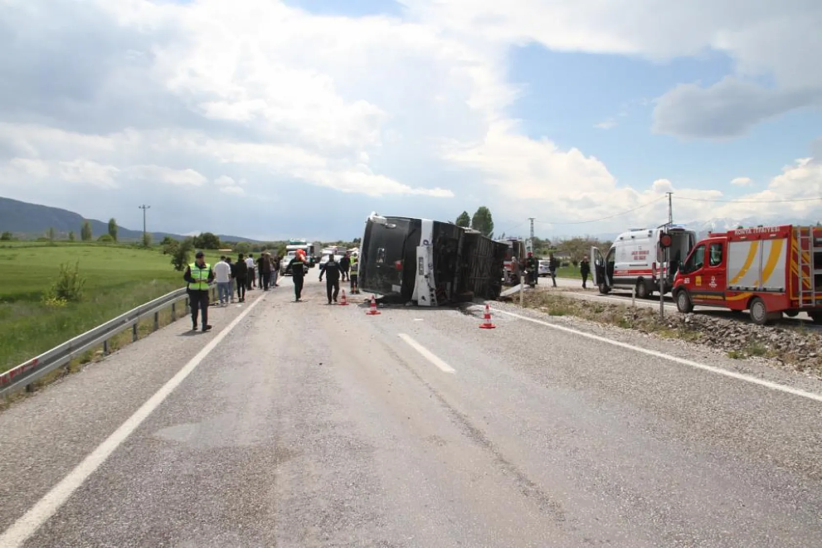 Konya'da yolcu otobüsü devrildi: 13 yaralı