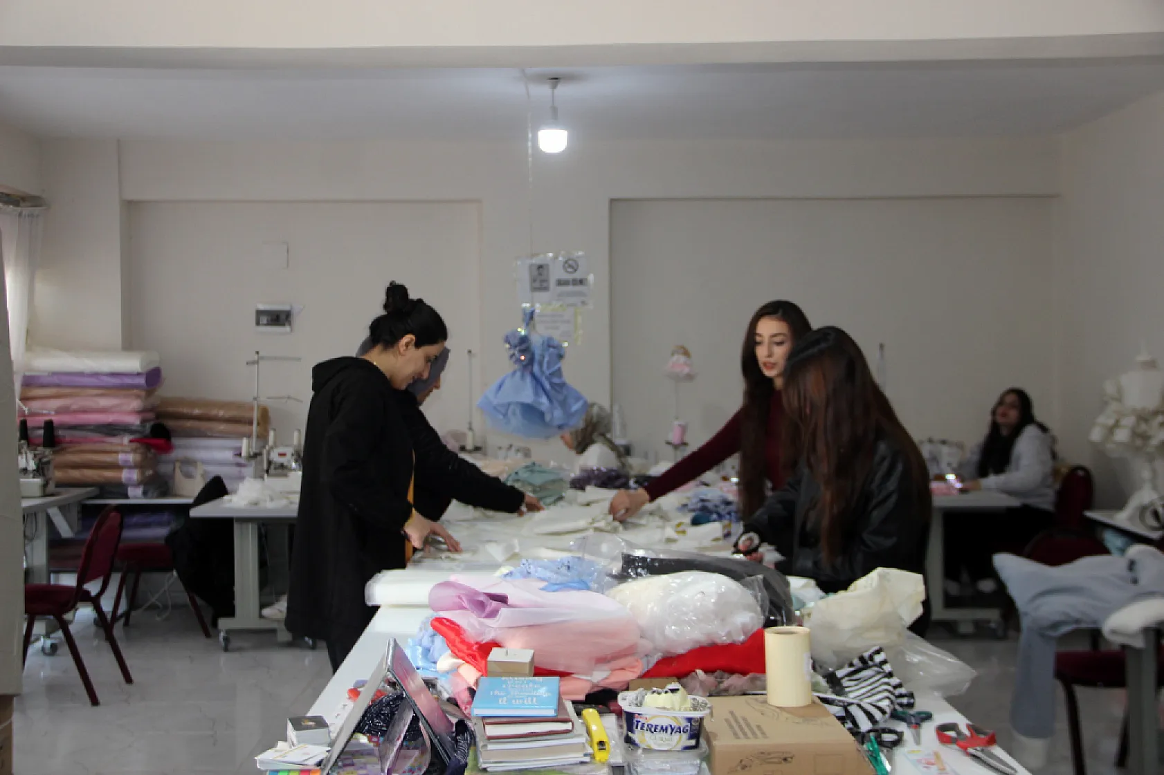 İzlediği dizideki moda tasarımcısından etkilenerek 20 yaşında atölye kurdu
