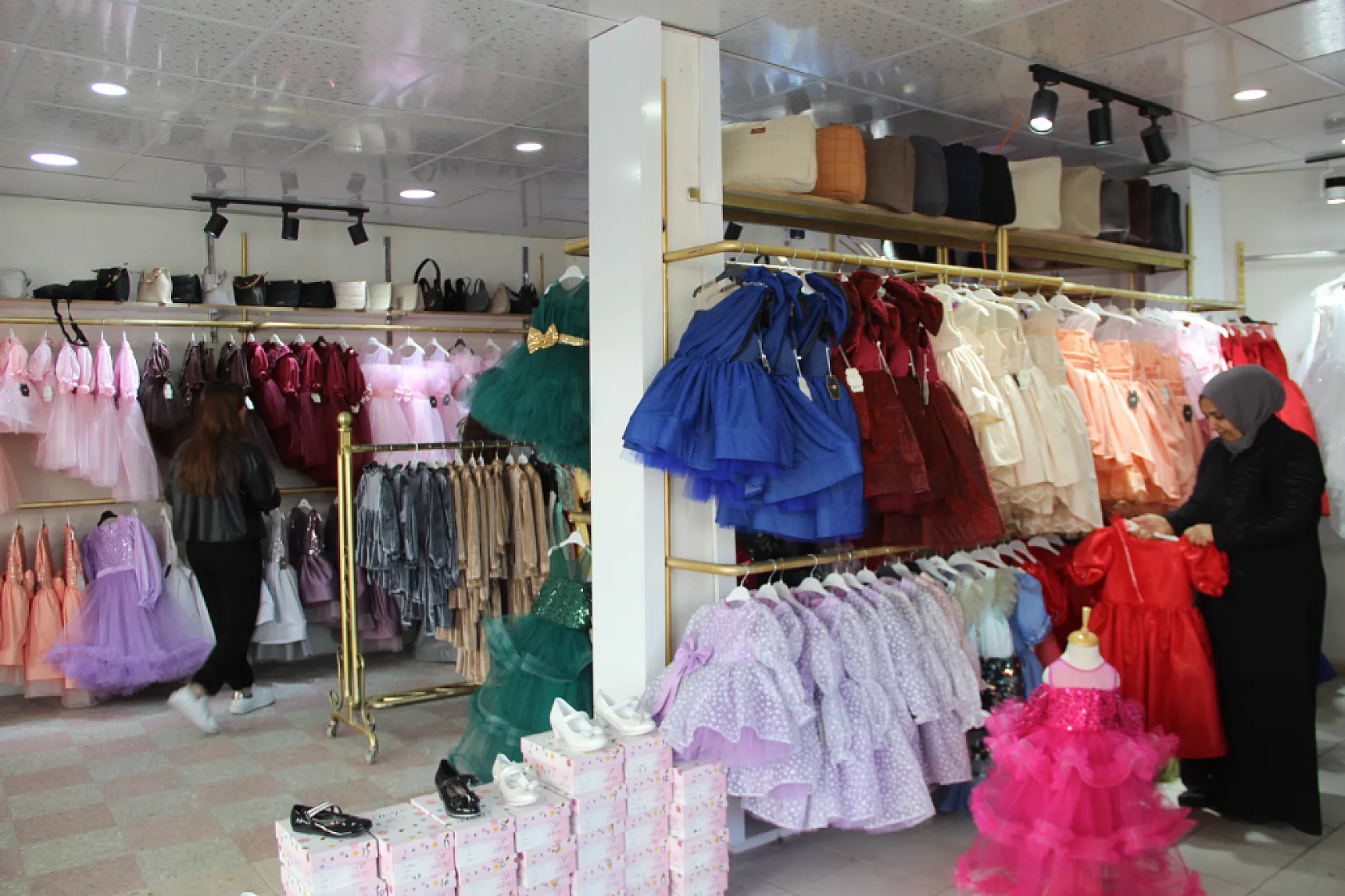 İzlediği dizideki moda tasarımcısından etkilenerek 20 yaşında atölye kurdu