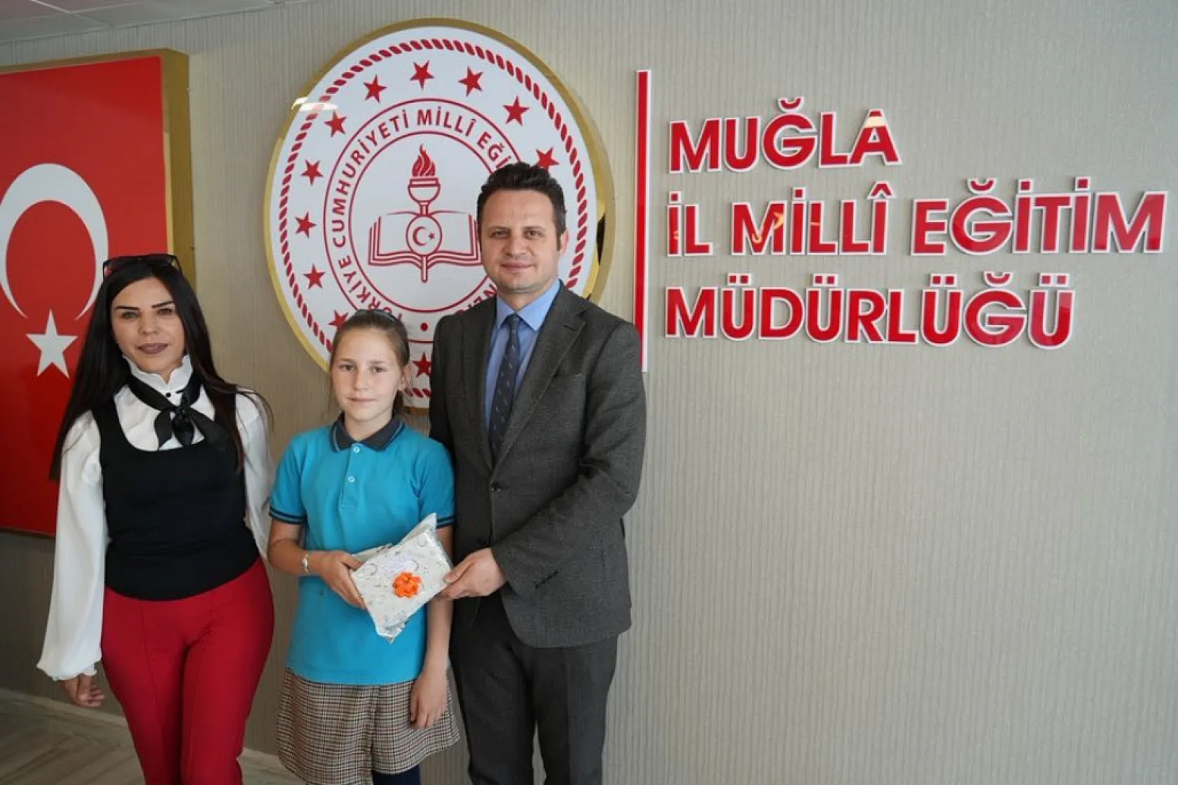 'Bir Kitap Bir İnsan' projesi kapsamında öğrencilerin değerli eserleri ödüllendirildi