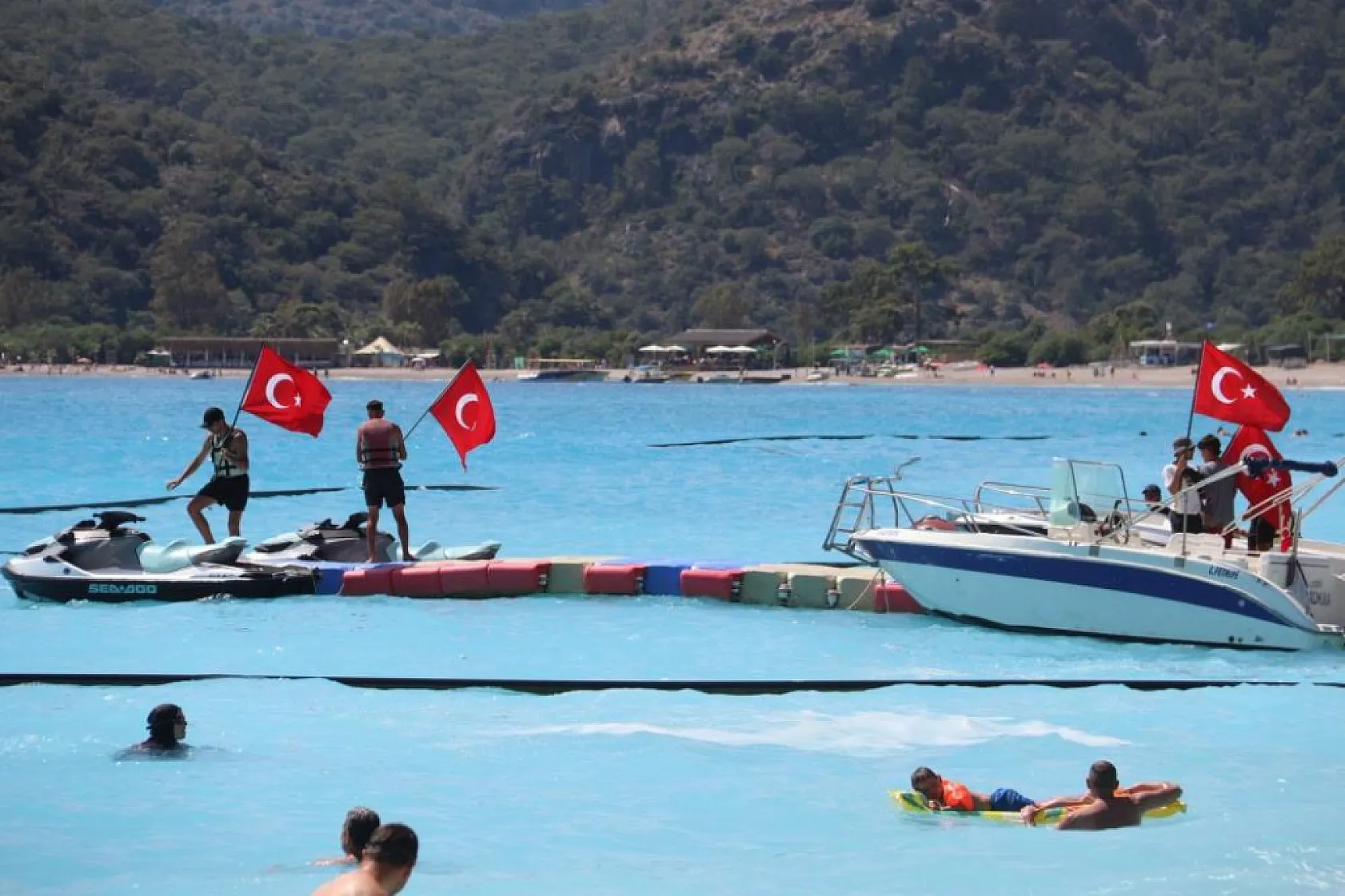 Fethiye'nin gözdesi Ölüdeniz'de sezon hareketliliği