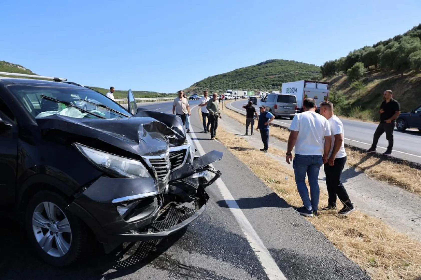 Milas-Söke Karayolu'nda Tankerden dökülen balık yağı karayolunu savaş alanına çevirdi
