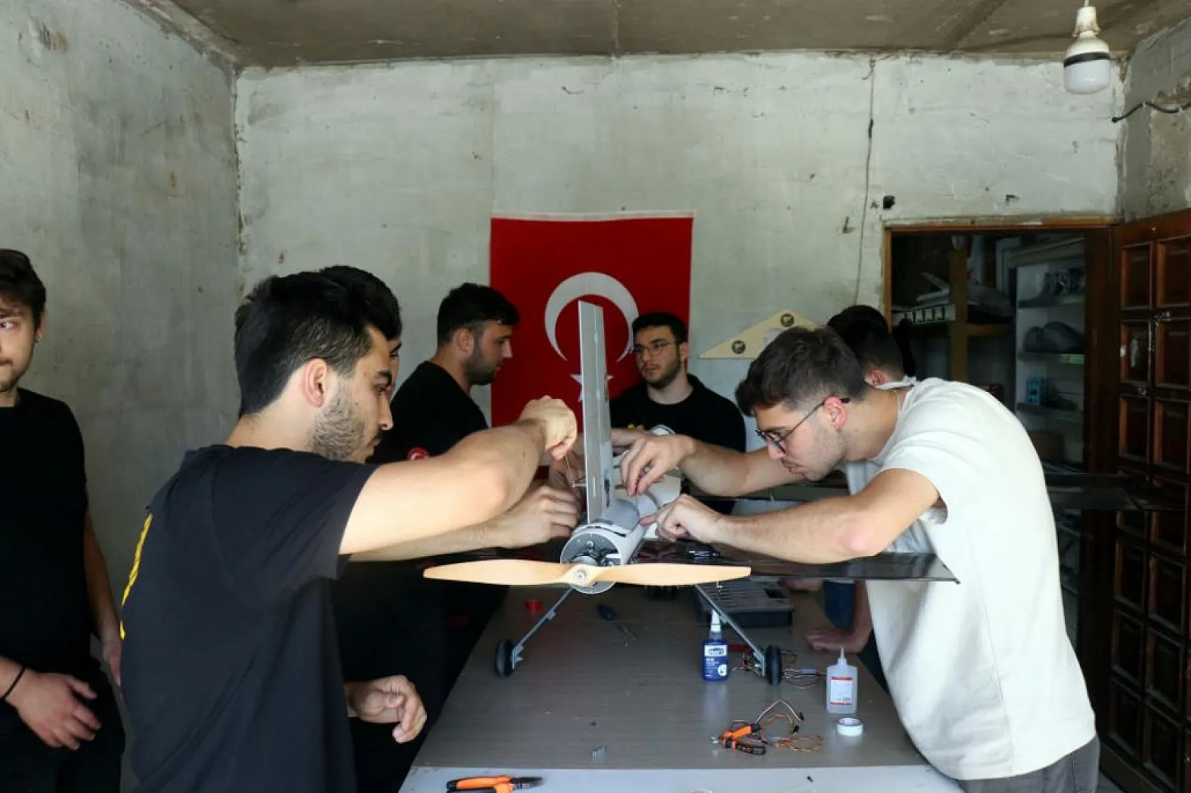 Daha önce böylesini görmediniz: Düğün konvoyunun önünü İnsansız Hava Aracı ile kestiler