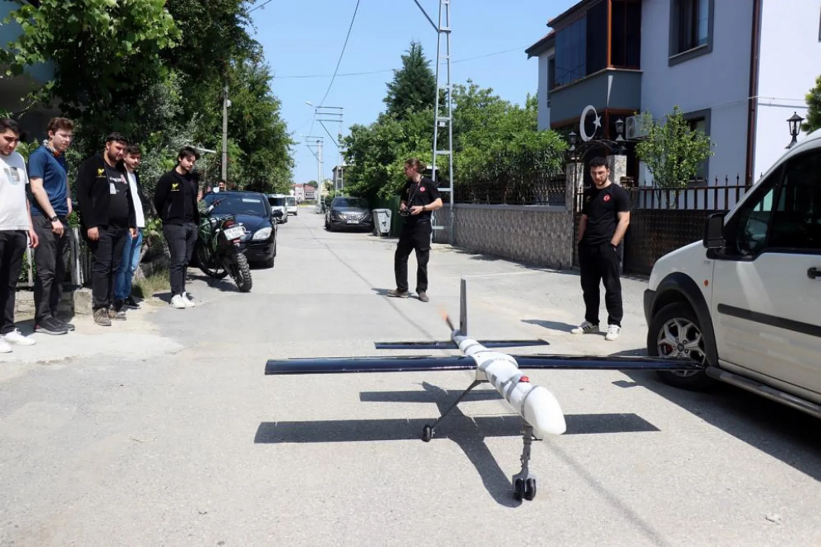 Daha önce böylesini görmediniz: Düğün konvoyunun önünü İnsansız Hava Aracı ile kestiler