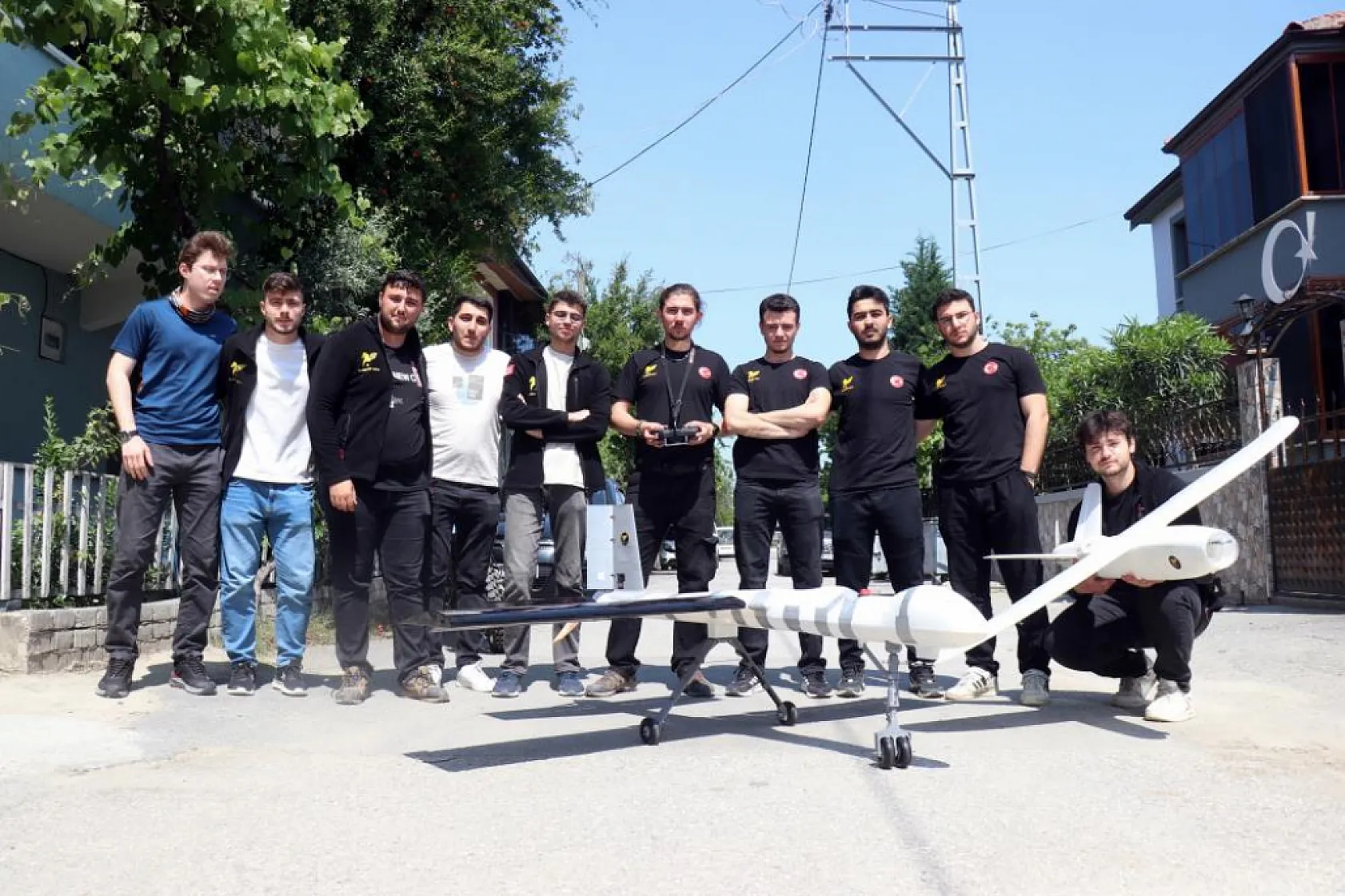Daha önce böylesini görmediniz: Düğün konvoyunun önünü İnsansız Hava Aracı ile kestiler