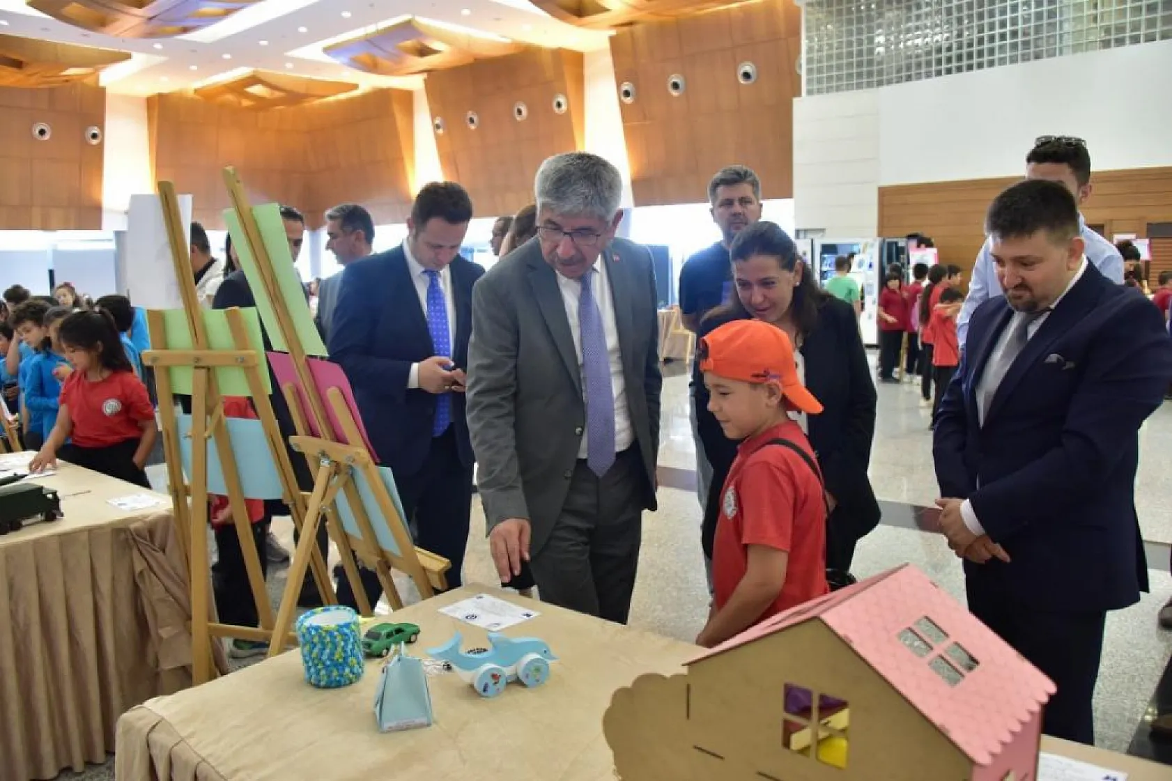 MSKÜ'de sosyal sorumluluk projesi: 'Sürdürülebilirliğe merhaba de' sergisi açıldı