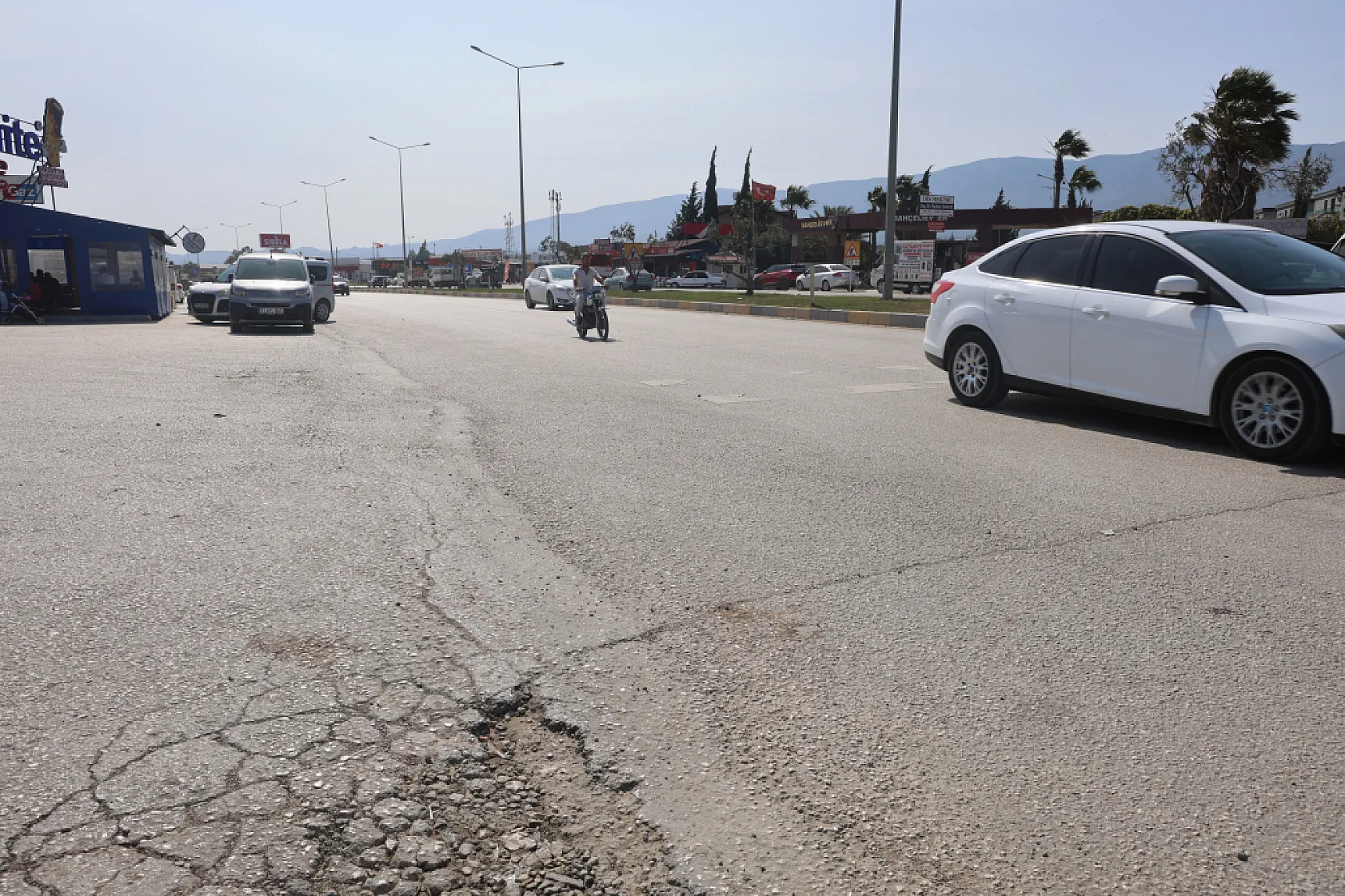 El frenini çekmeyi unuttuğu aracının peşinden koşsa da çaresiz kaldı