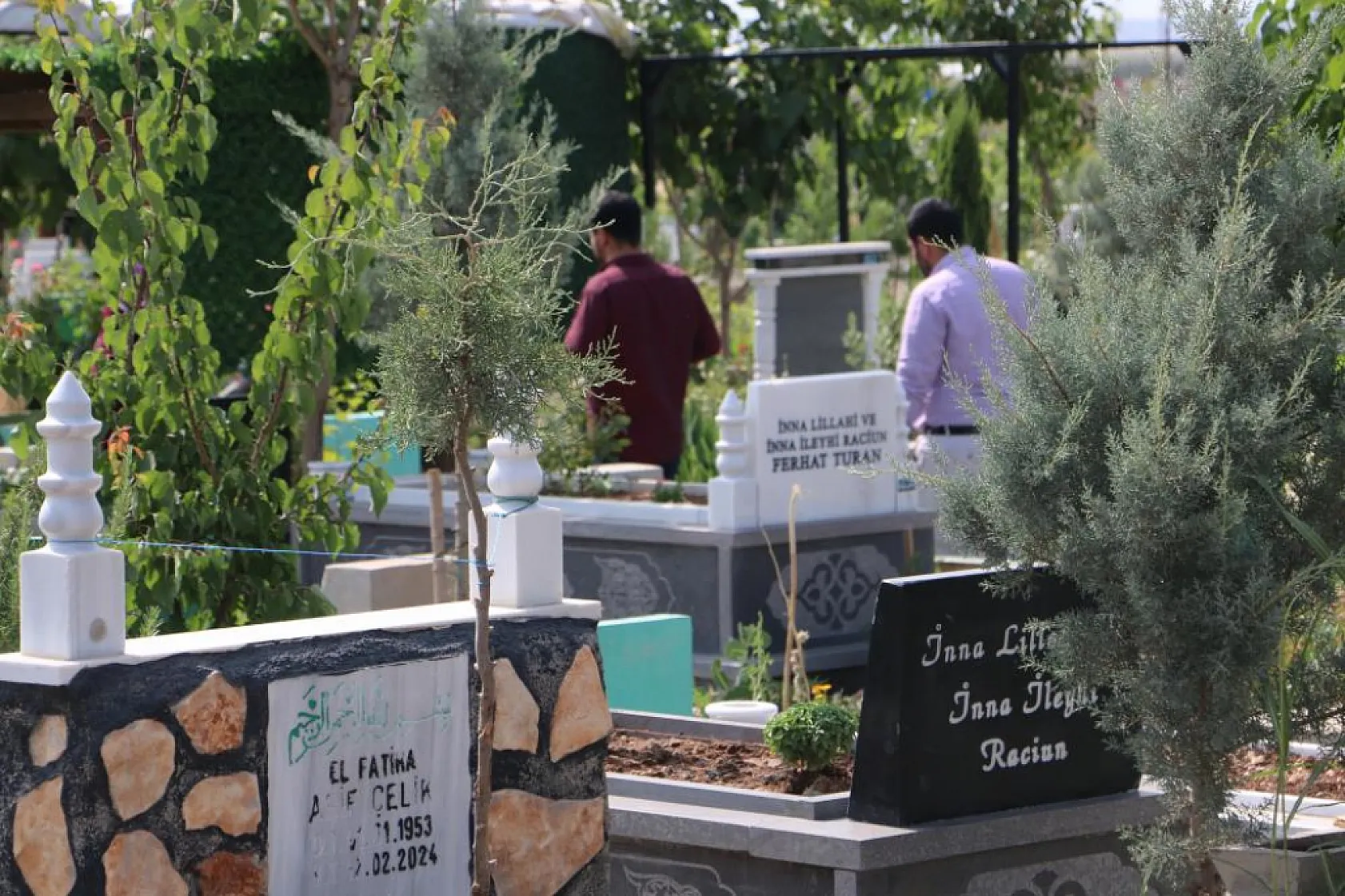 Yangında hayatını kaybeden anne ve 3 çocuğunun mezarı vatandaşlar tarafından ziyaret ediliyor