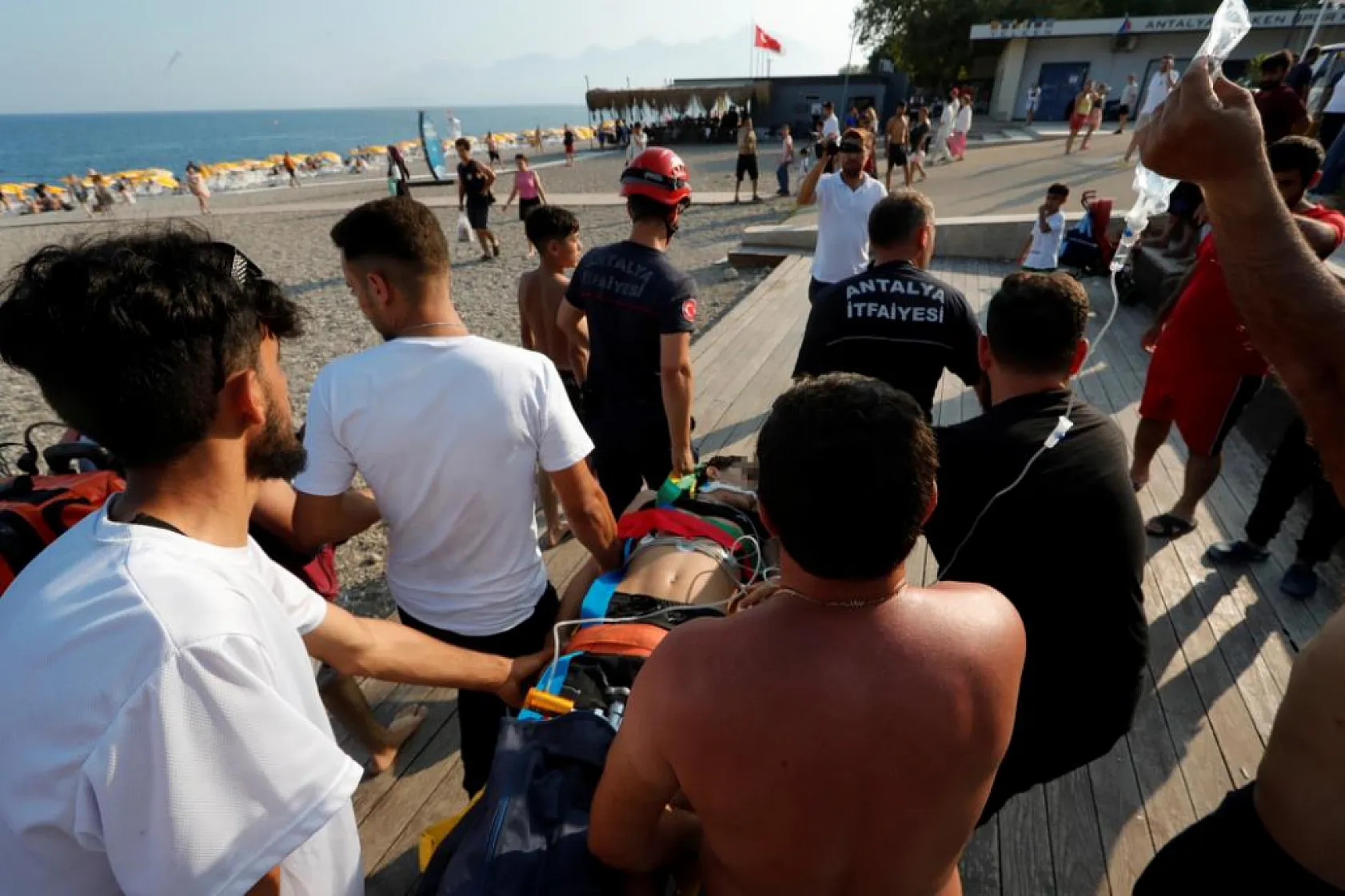 Falezlerden ölümüne atlayış denemesi hastanede bitti, 18 yaşındaki genç ağır yaralandı