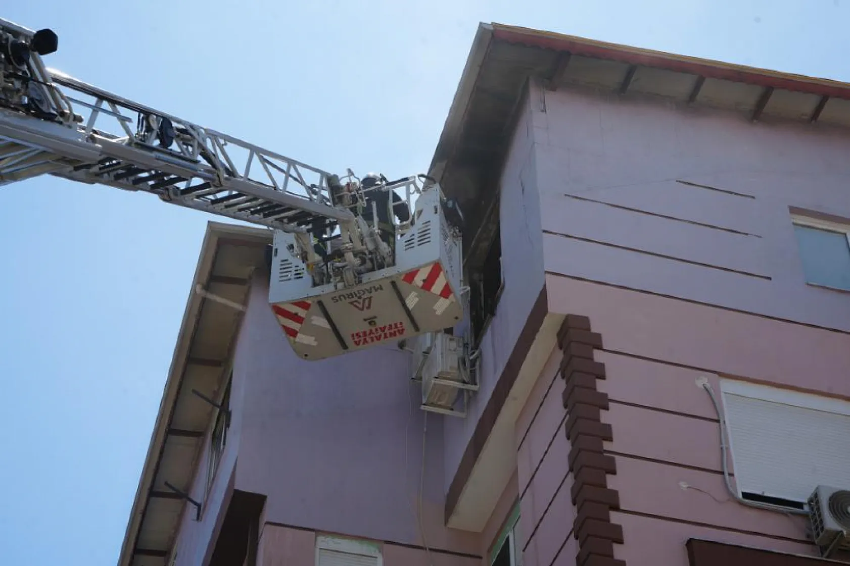 5 katlı binada yangın: Üst kat alev aldı, alt katta yaşlı çift mahsur kaldı